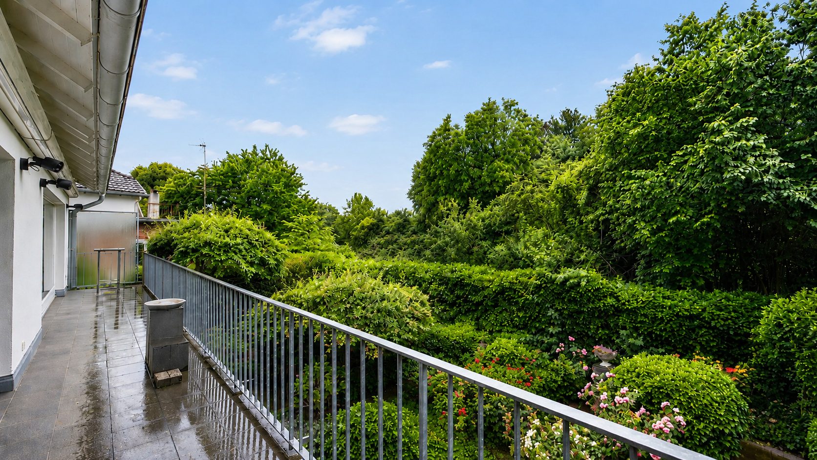 Böcker Wohnimmobilien - Immobilienangebot - Düsseldorf / Kaiserswerth - Alle - Freistehendes und großzügiges Einfamilienhaus mit Einliegerwohnung
