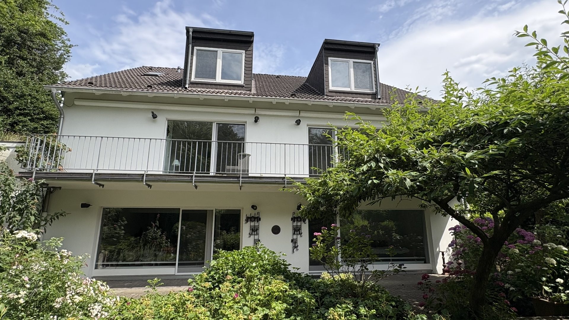 Böcker Wohnimmobilien - Immobilienangebot - Düsseldorf / Kaiserswerth - Alle - Freistehendes und großzügiges Einfamilienhaus mit Einliegerwohnung