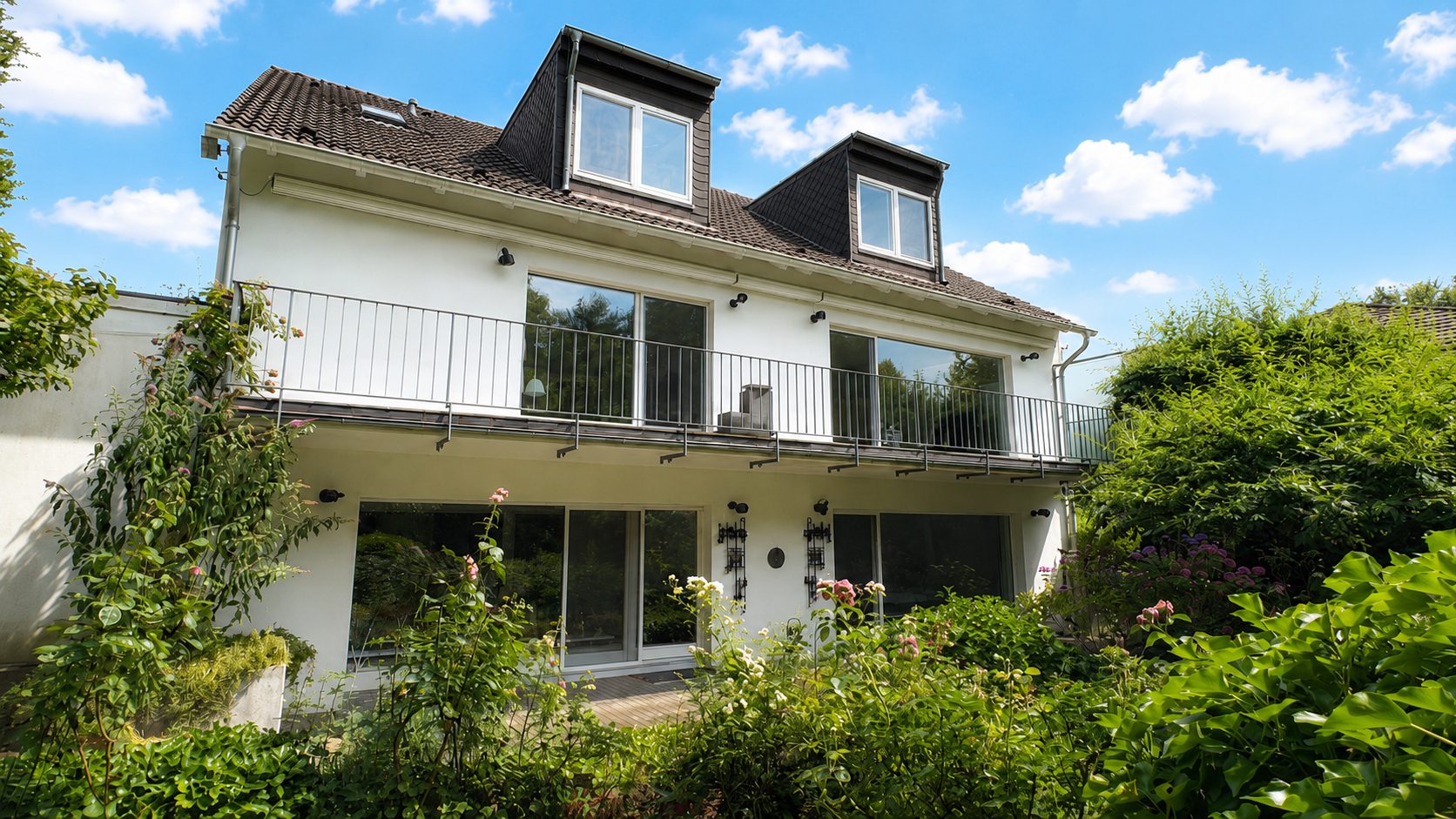 Böcker Wohnimmobilien - Immobilienangebot - Düsseldorf / Kaiserswerth - Alle - Freistehendes und großzügiges Einfamilienhaus mit Einliegerwohnung