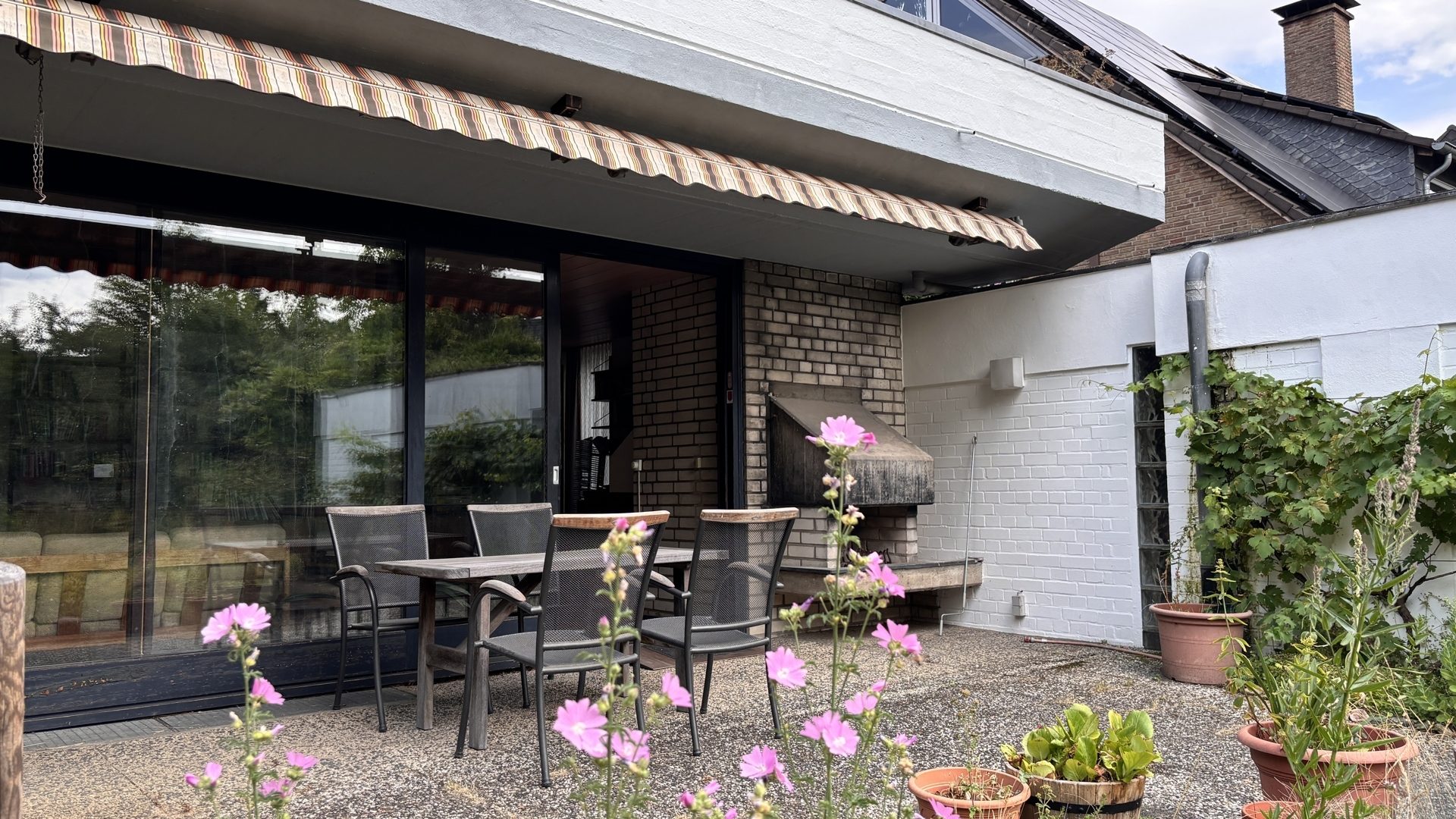 Böcker Wohnimmobilien - Immobilienangebot - Düsseldorf / Angermund - Alle - Renovierungsbedürftiges Familiendomizil mit parkähnlichem Grundstück