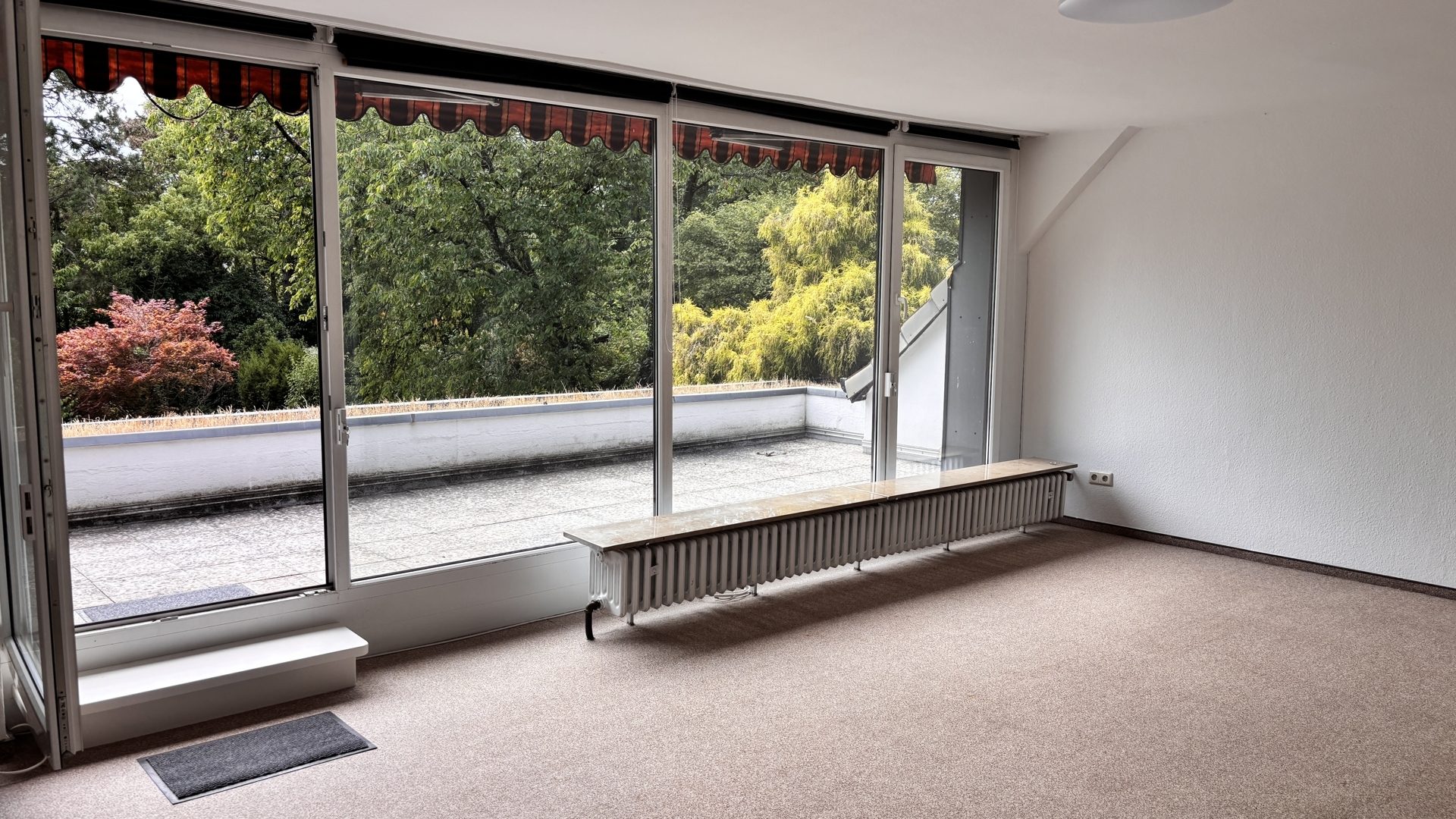 Böcker Wohnimmobilien - Immobilienangebot - Düsseldorf / Angermund - Alle - Renovierungsbedürftiges Familiendomizil mit parkähnlichem Grundstück
