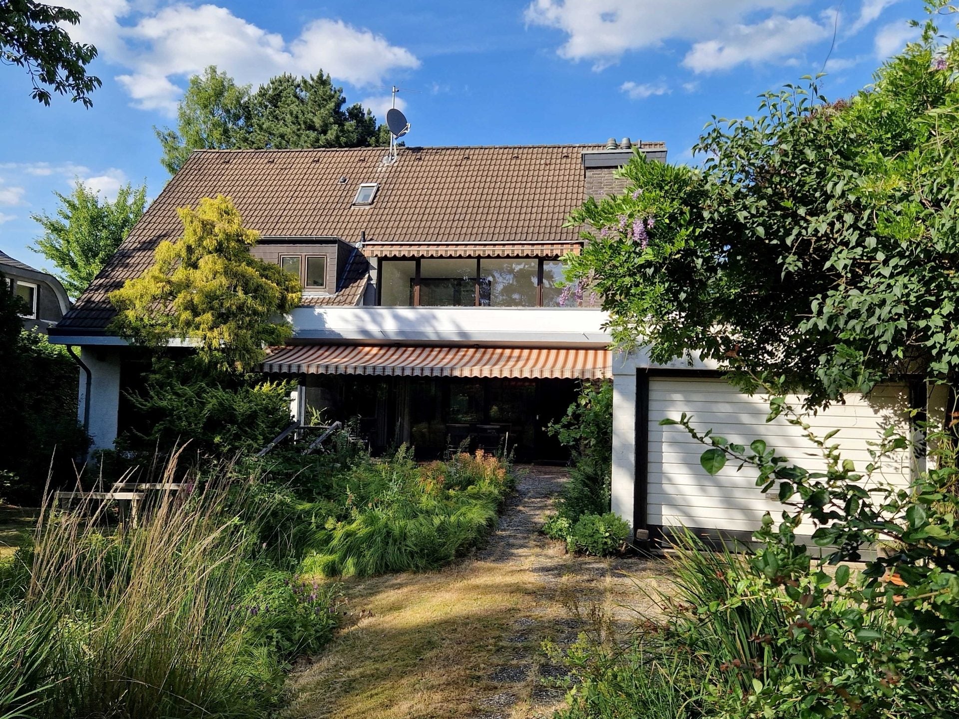 Böcker Wohnimmobilien - Immobilienangebot - Düsseldorf / Angermund - Alle - Renovierungsbedürftiges Familiendomizil mit parkähnlichem Grundstück