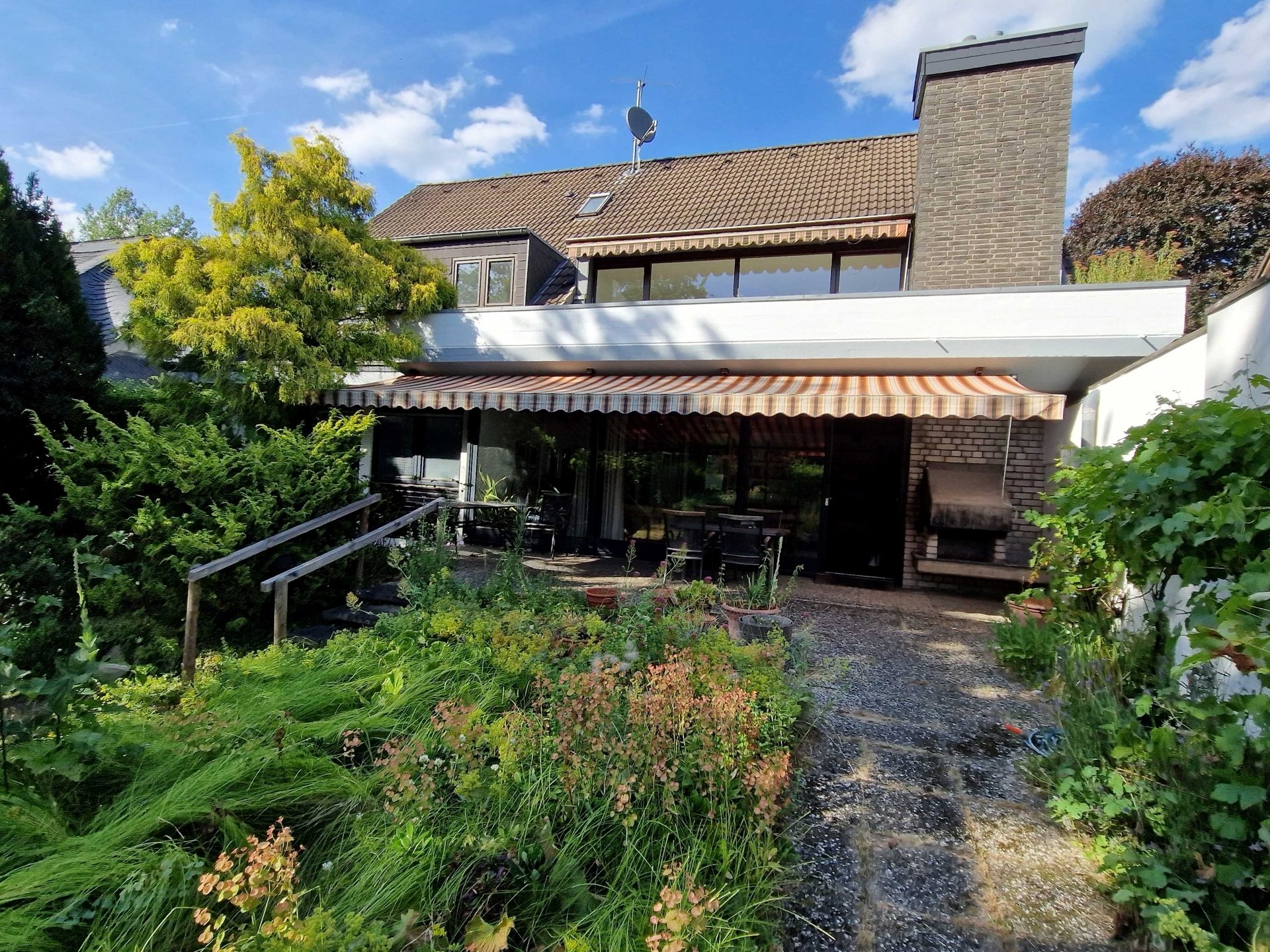 Böcker Wohnimmobilien - Immobilienangebot - Düsseldorf / Angermund - Alle - Renovierungsbedürftiges Familiendomizil mit parkähnlichem Grundstück