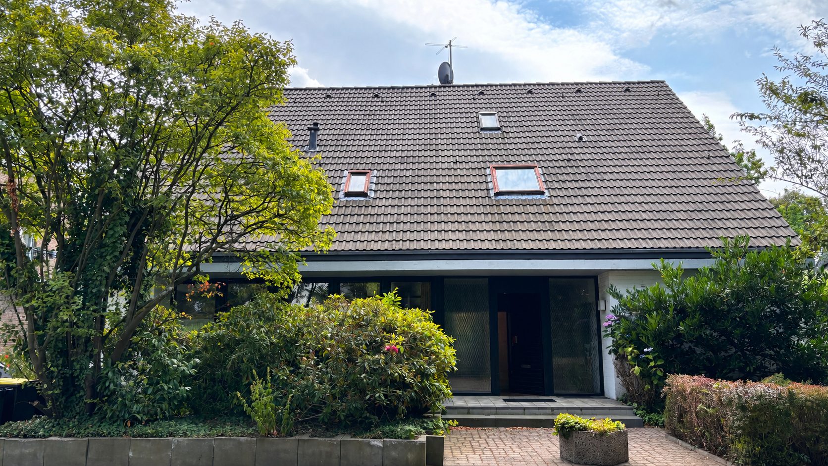 Böcker Wohnimmobilien - Immobilienangebot - Düsseldorf / Angermund - Alle - Renovierungsbedürftiges Familiendomizil mit parkähnlichem Grundstück