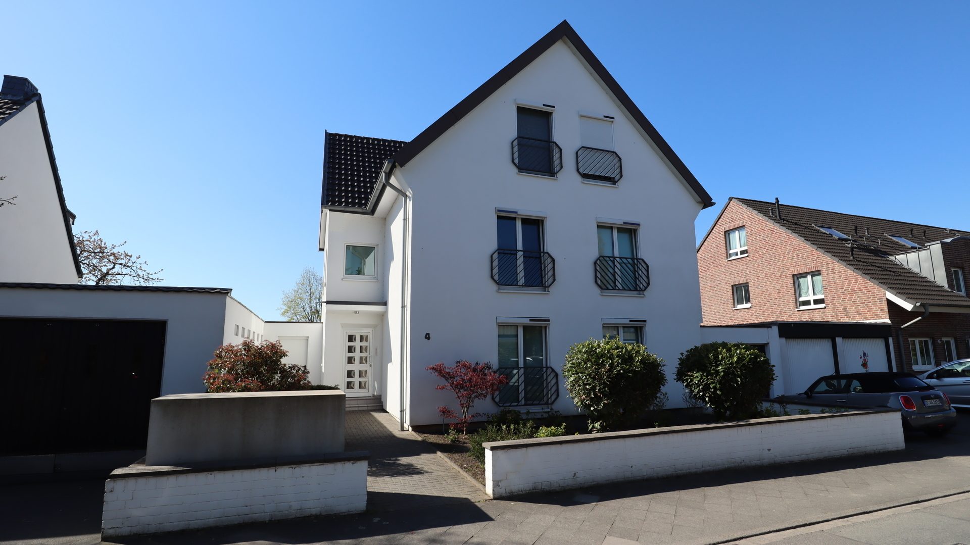 Böcker Wohnimmobilien - Immobilienangebot - Düsseldorf / Kaiserswerth - Alle - Exklusive 3-Zimmer-Wohnung mit großem Sonnenbalkon und Blick ins Grüne