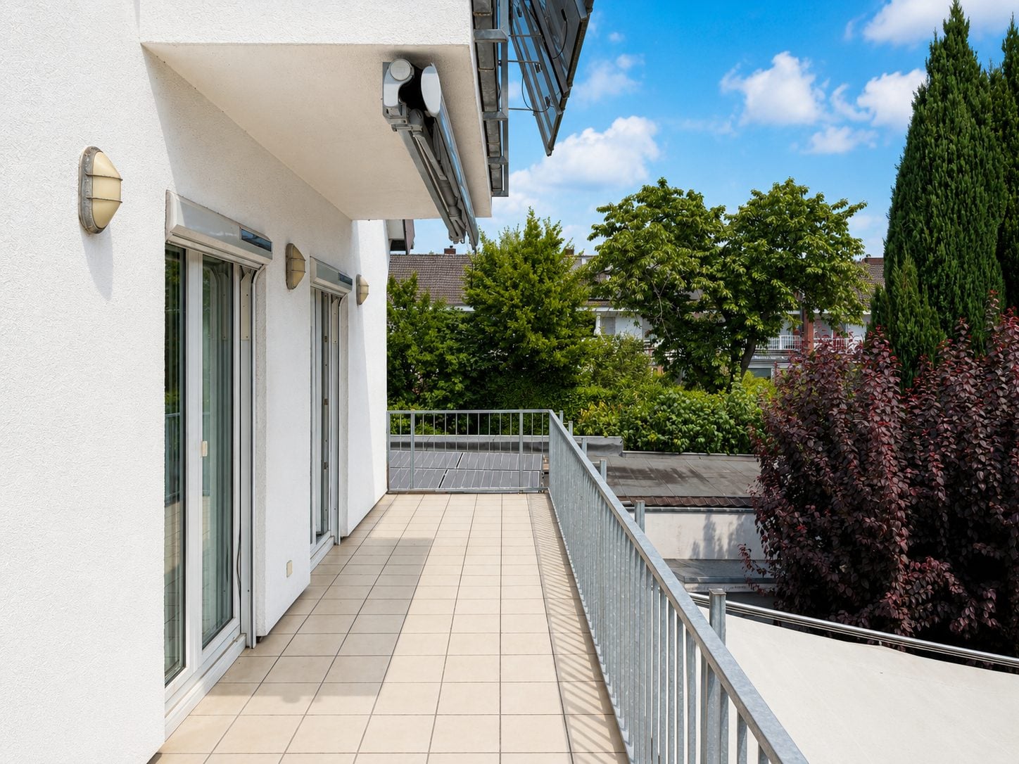 Böcker Wohnimmobilien - Immobilienangebot - Düsseldorf / Kaiserswerth - Alle - Exklusive 3-Zimmer-Wohnung mit großem Sonnenbalkon und Blick ins Grüne