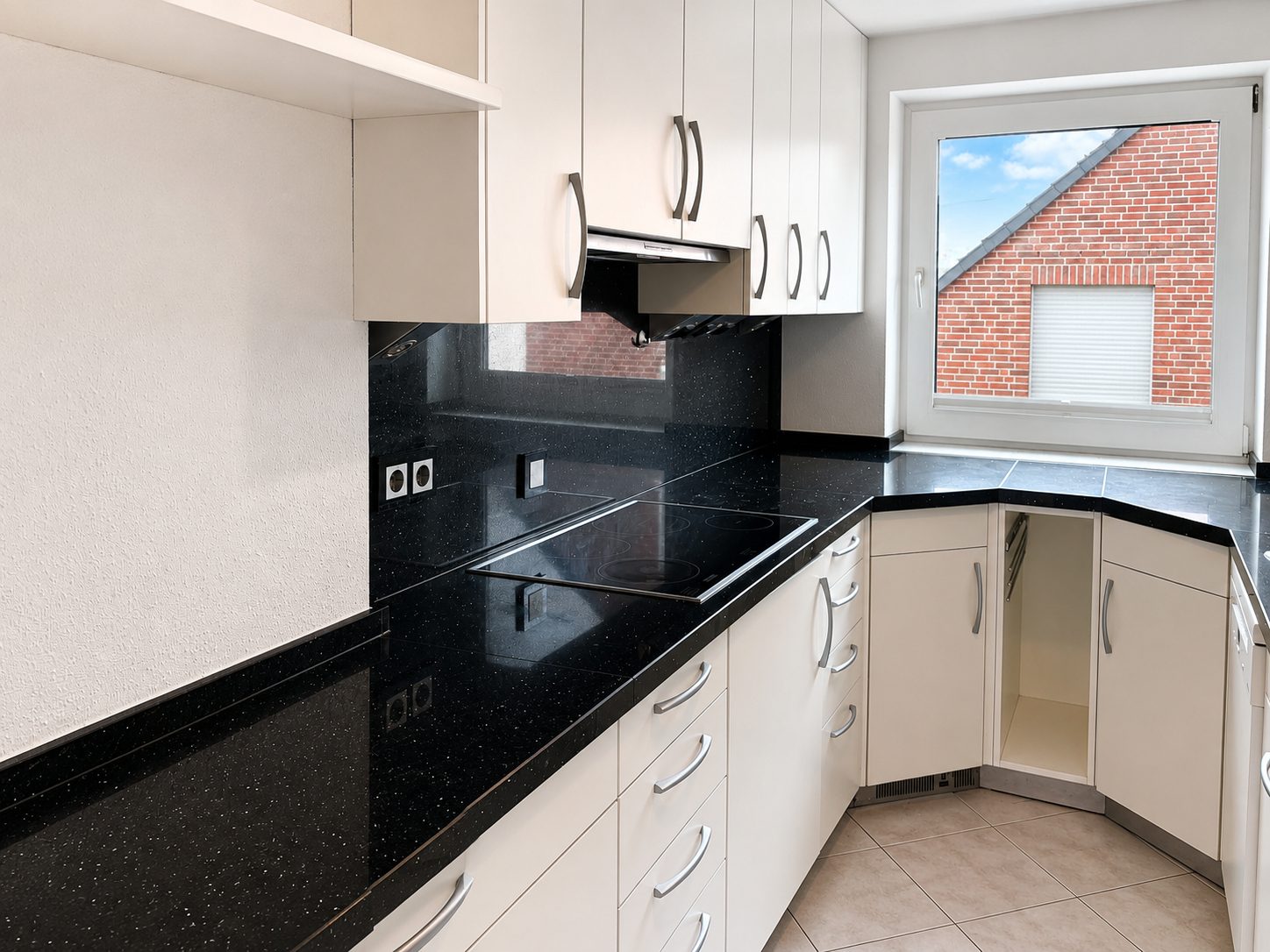 Böcker Wohnimmobilien - Immobilienangebot - Düsseldorf / Kaiserswerth - Alle - Exklusive 3-Zimmer-Wohnung mit großem Sonnenbalkon und Blick ins Grüne