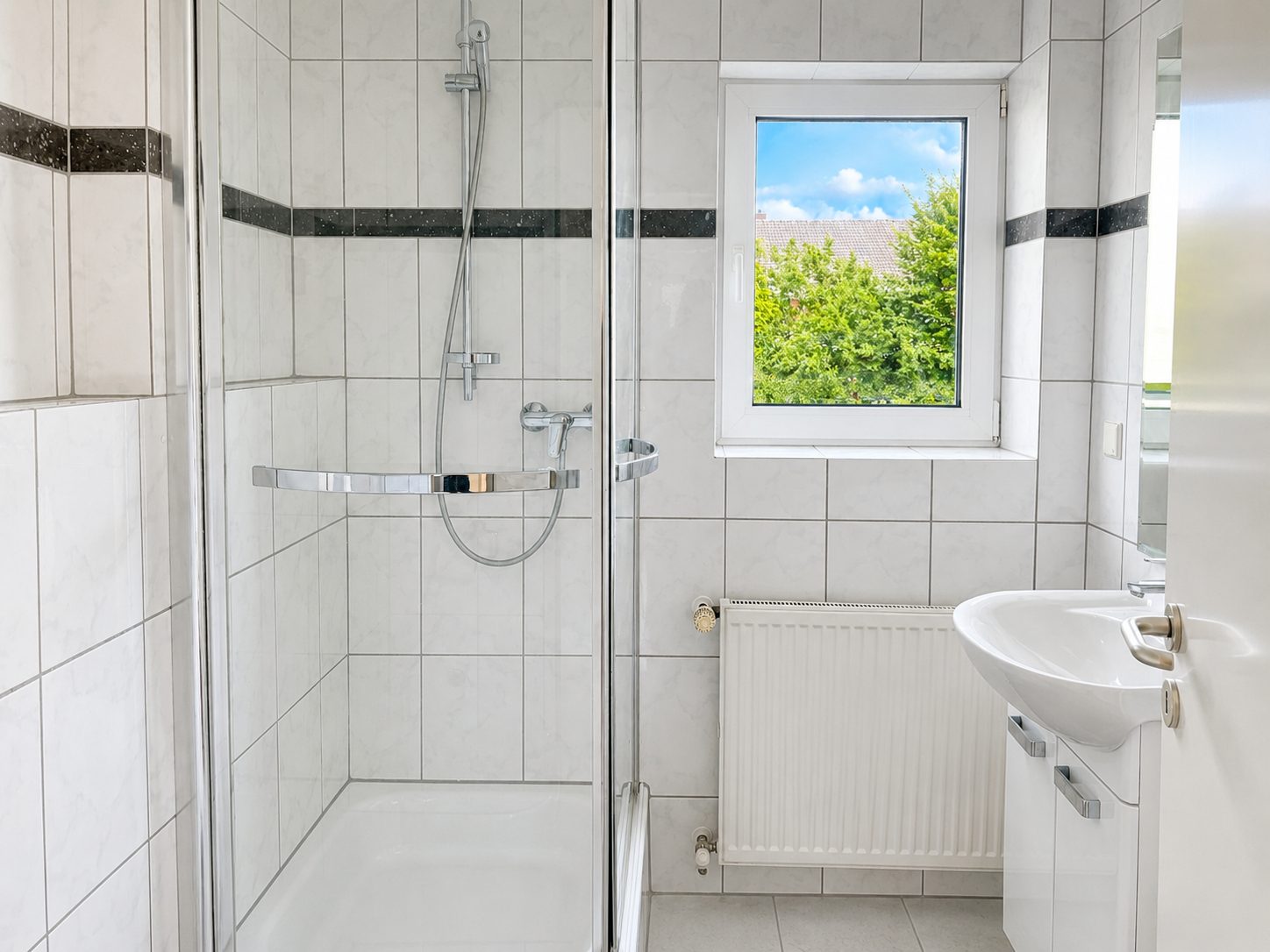 Böcker Wohnimmobilien - Immobilienangebot - Düsseldorf / Kaiserswerth - Alle - Exklusive 3-Zimmer-Wohnung mit großem Sonnenbalkon und Blick ins Grüne