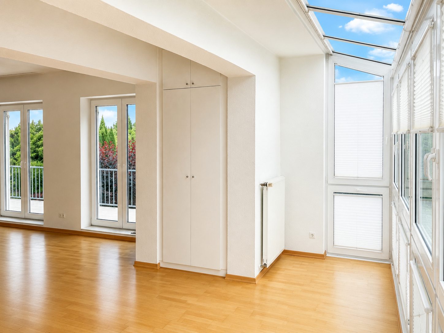 Böcker Wohnimmobilien - Immobilienangebot - Düsseldorf / Kaiserswerth - Alle - Exklusive 3-Zimmer-Wohnung mit großem Sonnenbalkon und Blick ins Grüne