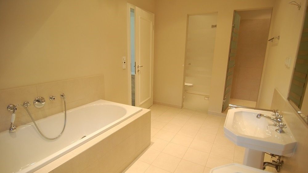 Böcker Wohnimmobilien - Immobilienangebot - Düsseldorf / Wittlaer - Alle - Exklusives Landhaus mit schönem Garten in Düsseldorf-Wittlaer