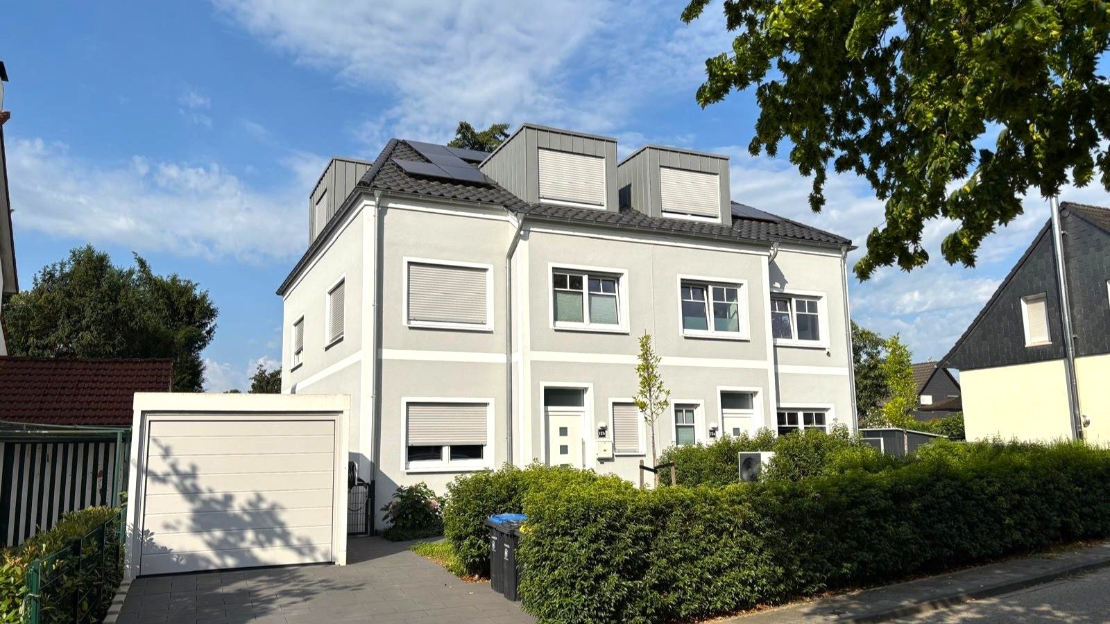 Böcker Wohnimmobilien - Immobilienangebot - Düsseldorf / Angermund - Alle - Großzügige Doppelhaushälfte in Angermund mit Top-Ausstattung - Fußläufig zum Ortskern