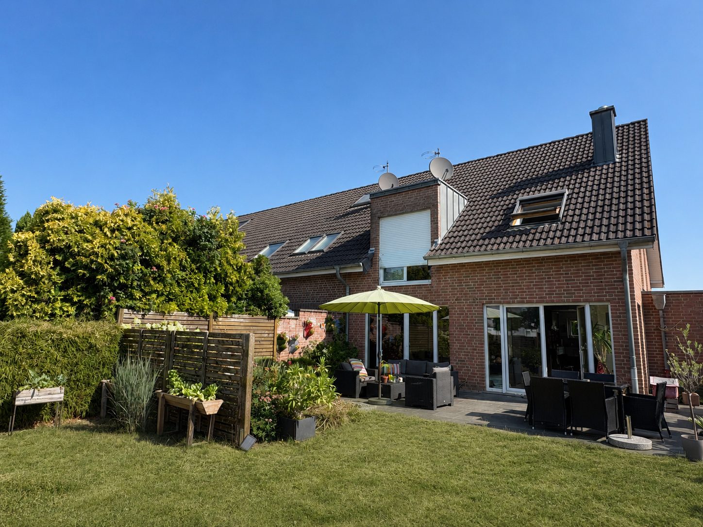 Böcker Wohnimmobilien - Immobilienangebot - Düsseldorf / Lohausen - Alle - 6,5-Zimmer-Familientraum in begehrter Wohnlage fußläufig zum Rhein