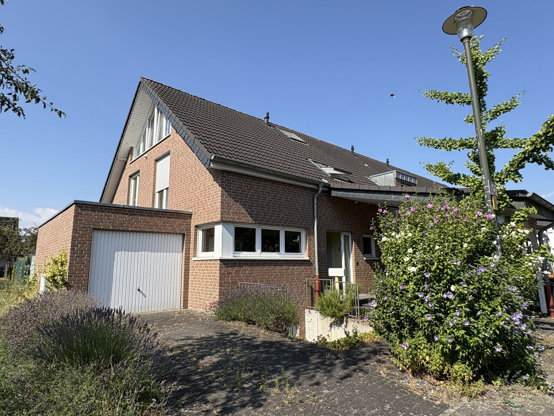 Böcker Wohnimmobilien - Immobilienangebot - Düsseldorf / Lohausen - Alle - 6,5-Zimmer-Familientraum in begehrter Wohnlage fußläufig zum Rhein