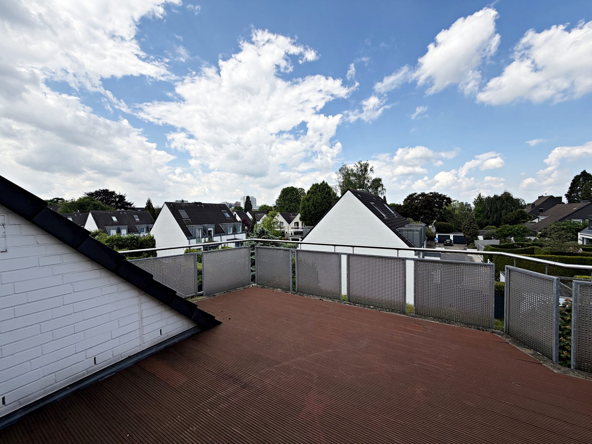 Böcker Wohnimmobilien - Immobilienangebot - Düsseldorf / Niederkassel - Alle - Stilvolle Maisonettewohnung mit 3,5 Zimmern, Dachterrasse, Kamin und Nähe zum  Rhein