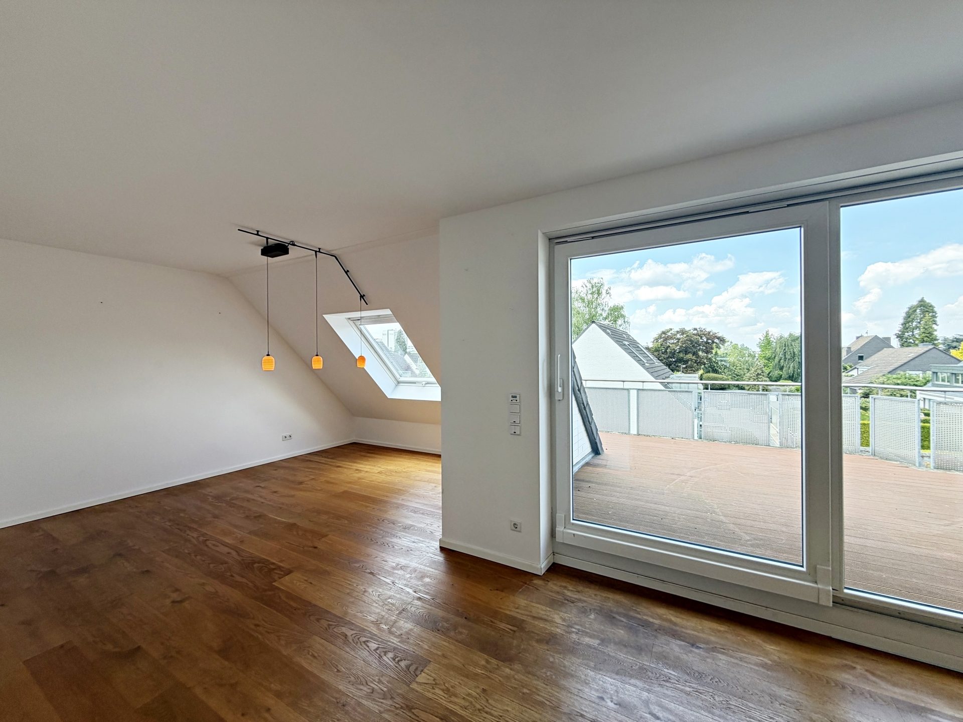 Böcker Wohnimmobilien - Immobilienangebot - Düsseldorf / Niederkassel - Alle - Stilvolle Maisonettewohnung mit 3,5 Zimmern, Dachterrasse, Kamin und Nähe zum  Rhein