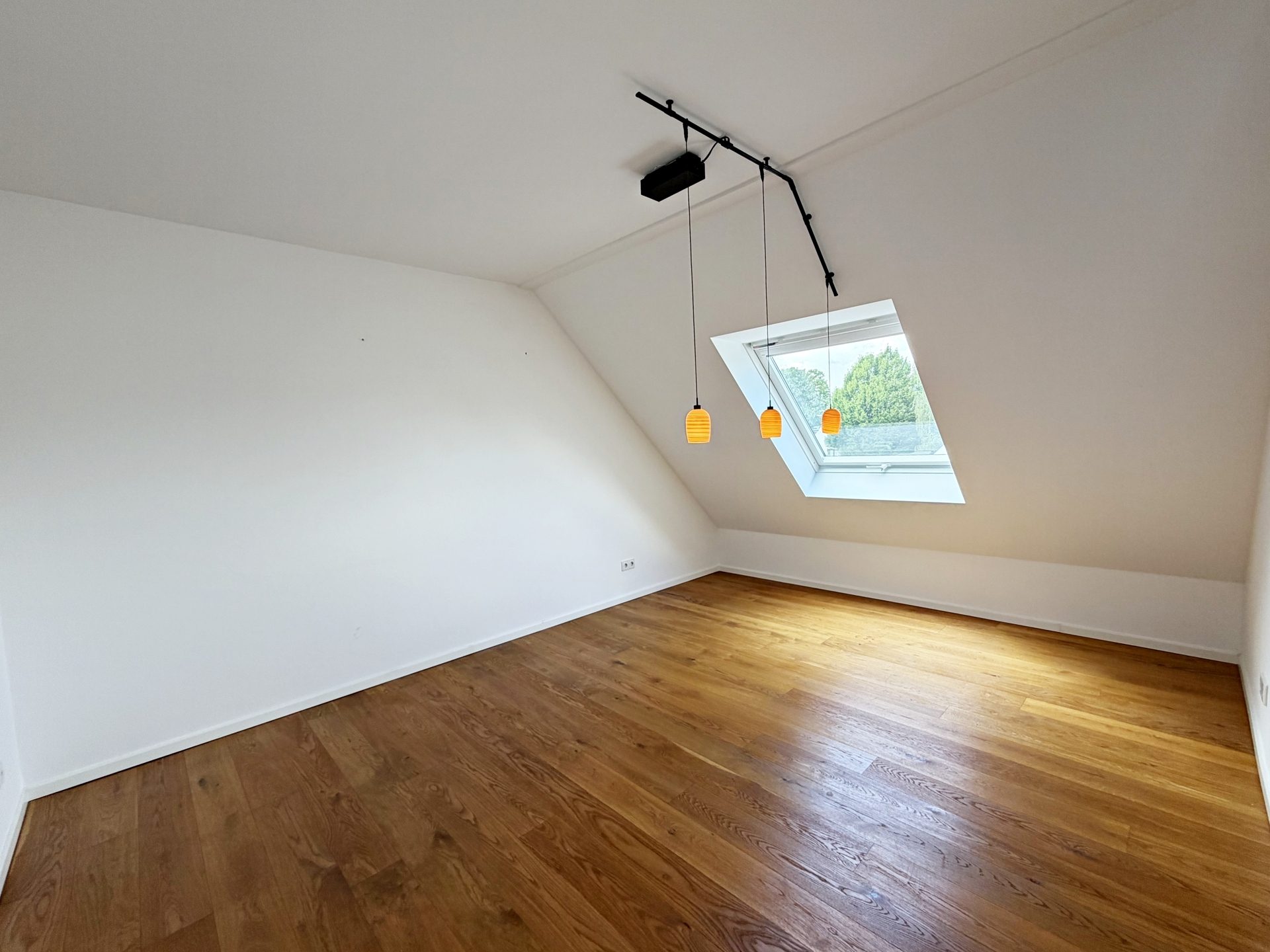 Böcker Wohnimmobilien - Immobilienangebot - Düsseldorf / Niederkassel - Alle - Stilvolle Maisonettewohnung mit 3,5 Zimmern, Dachterrasse, Kamin und Nähe zum  Rhein