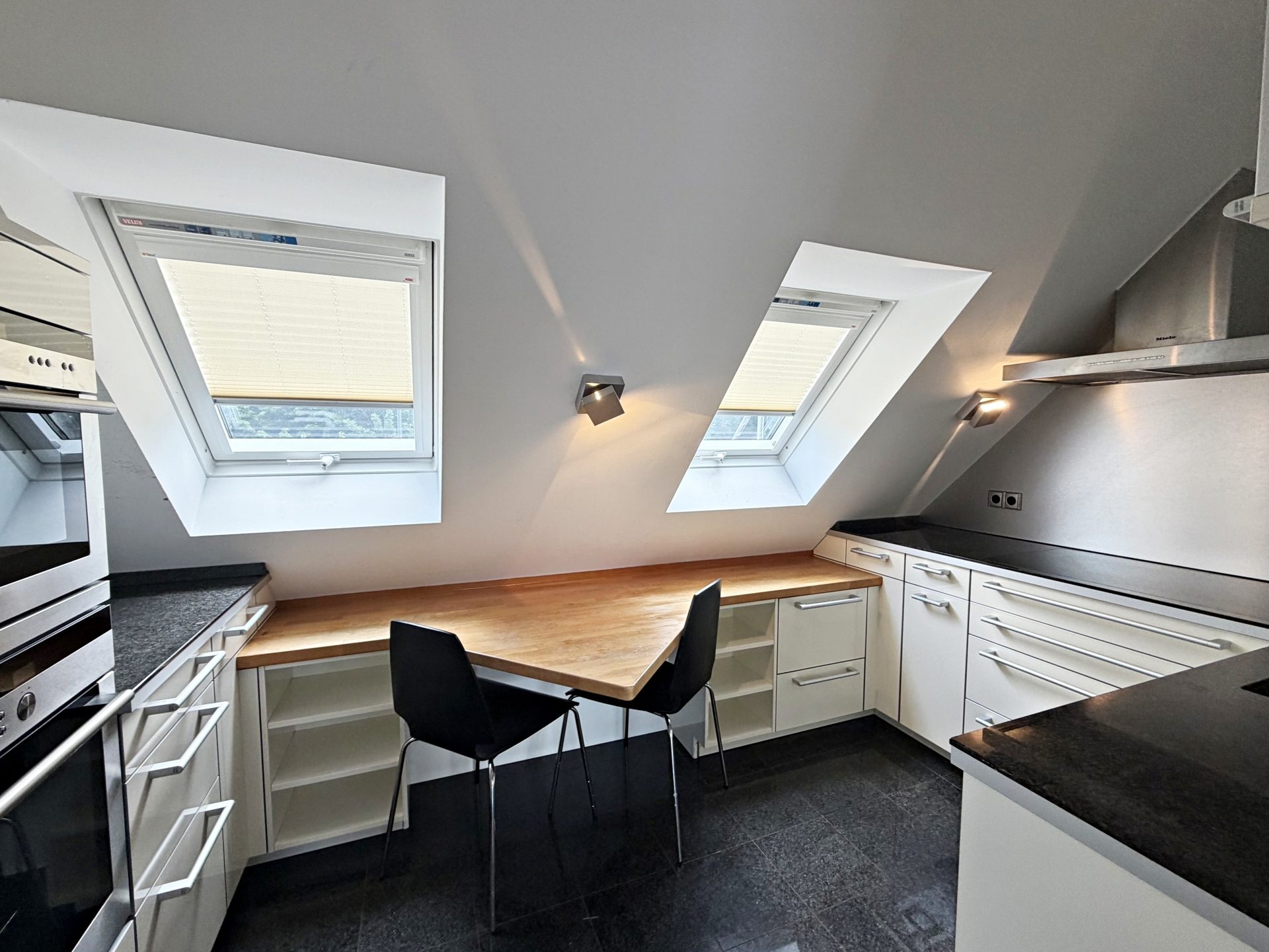 Böcker Wohnimmobilien - Immobilienangebot - Düsseldorf / Niederkassel - Alle - Stilvolle Maisonettewohnung mit 3,5 Zimmern, Dachterrasse, Kamin und Nähe zum  Rhein