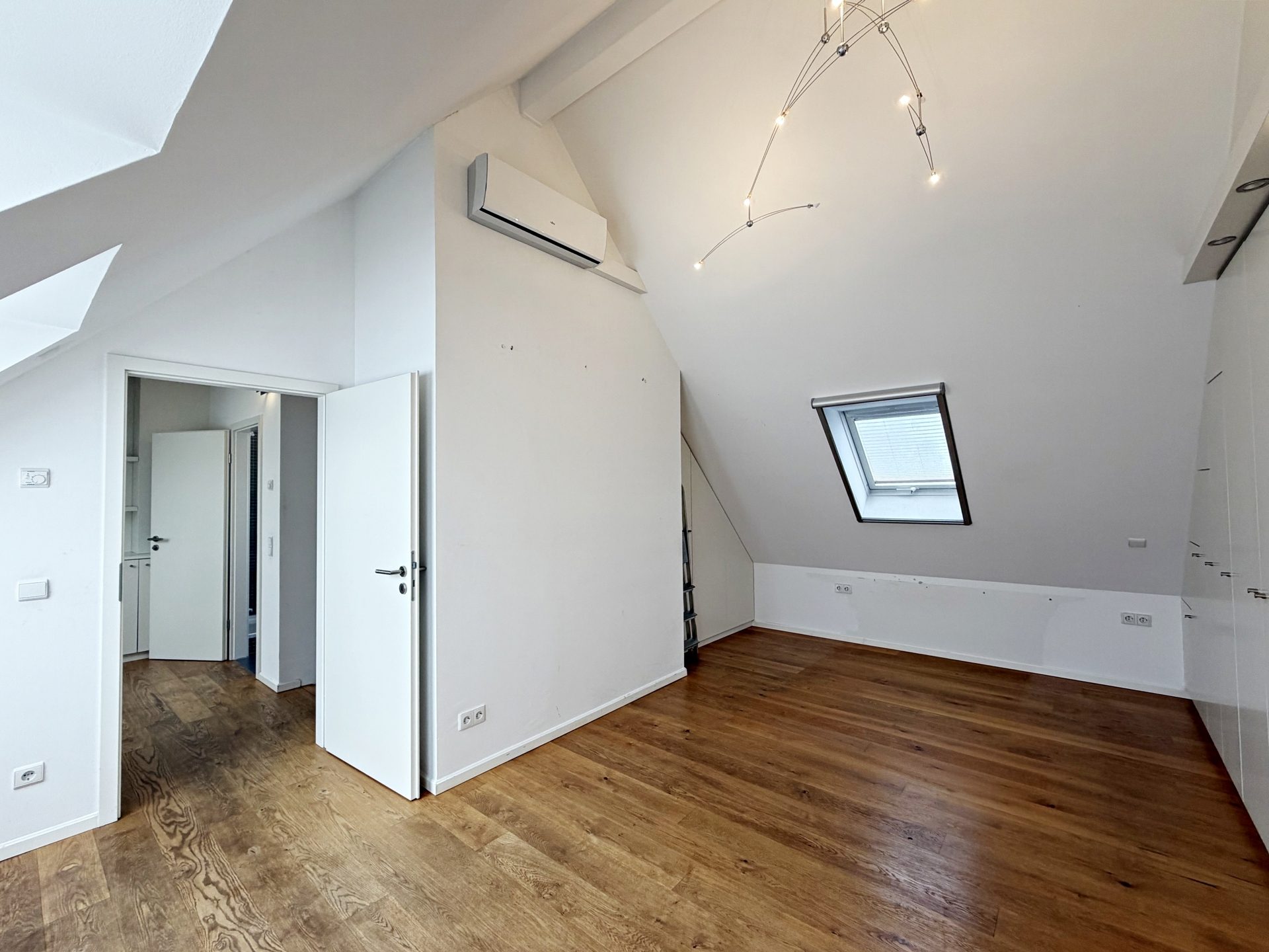 Böcker Wohnimmobilien - Immobilienangebot - Düsseldorf / Niederkassel - Alle - Stilvolle Maisonettewohnung mit 3,5 Zimmern, Dachterrasse, Kamin und Nähe zum  Rhein