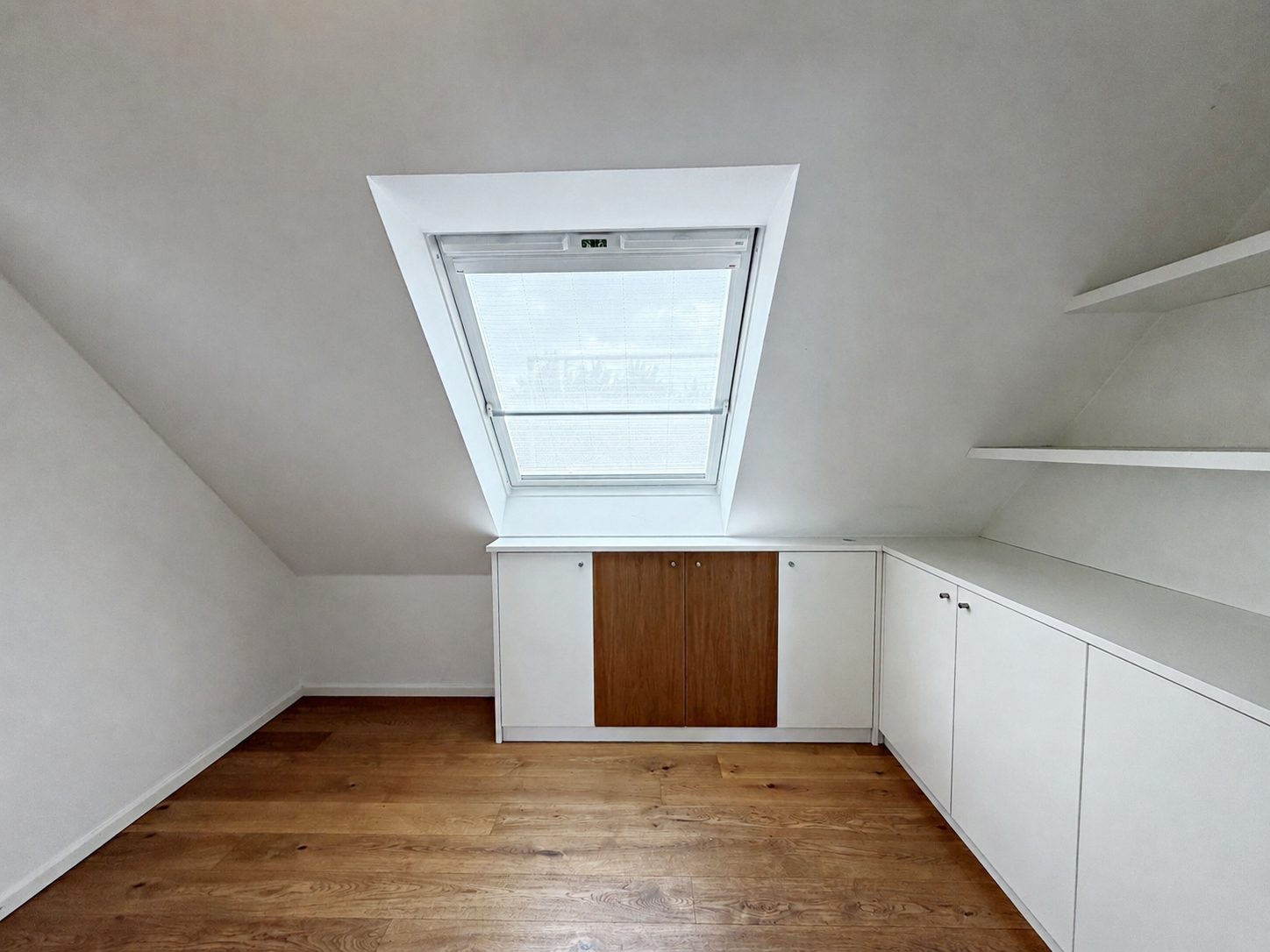 Böcker Wohnimmobilien - Immobilienangebot - Düsseldorf / Niederkassel - Alle - Stilvolle Maisonettewohnung mit 3,5 Zimmern, Dachterrasse, Kamin und Nähe zum  Rhein