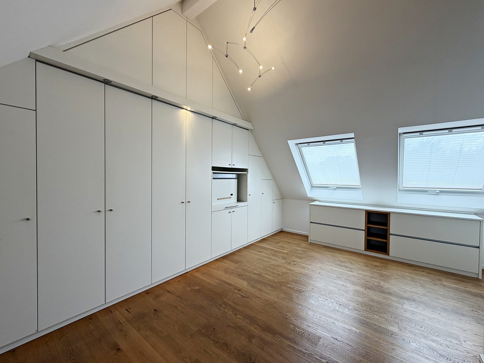 Böcker Wohnimmobilien - Immobilienangebot - Düsseldorf / Niederkassel - Alle - Stilvolle Maisonettewohnung mit 3,5 Zimmern, Dachterrasse, Kamin und Nähe zum  Rhein