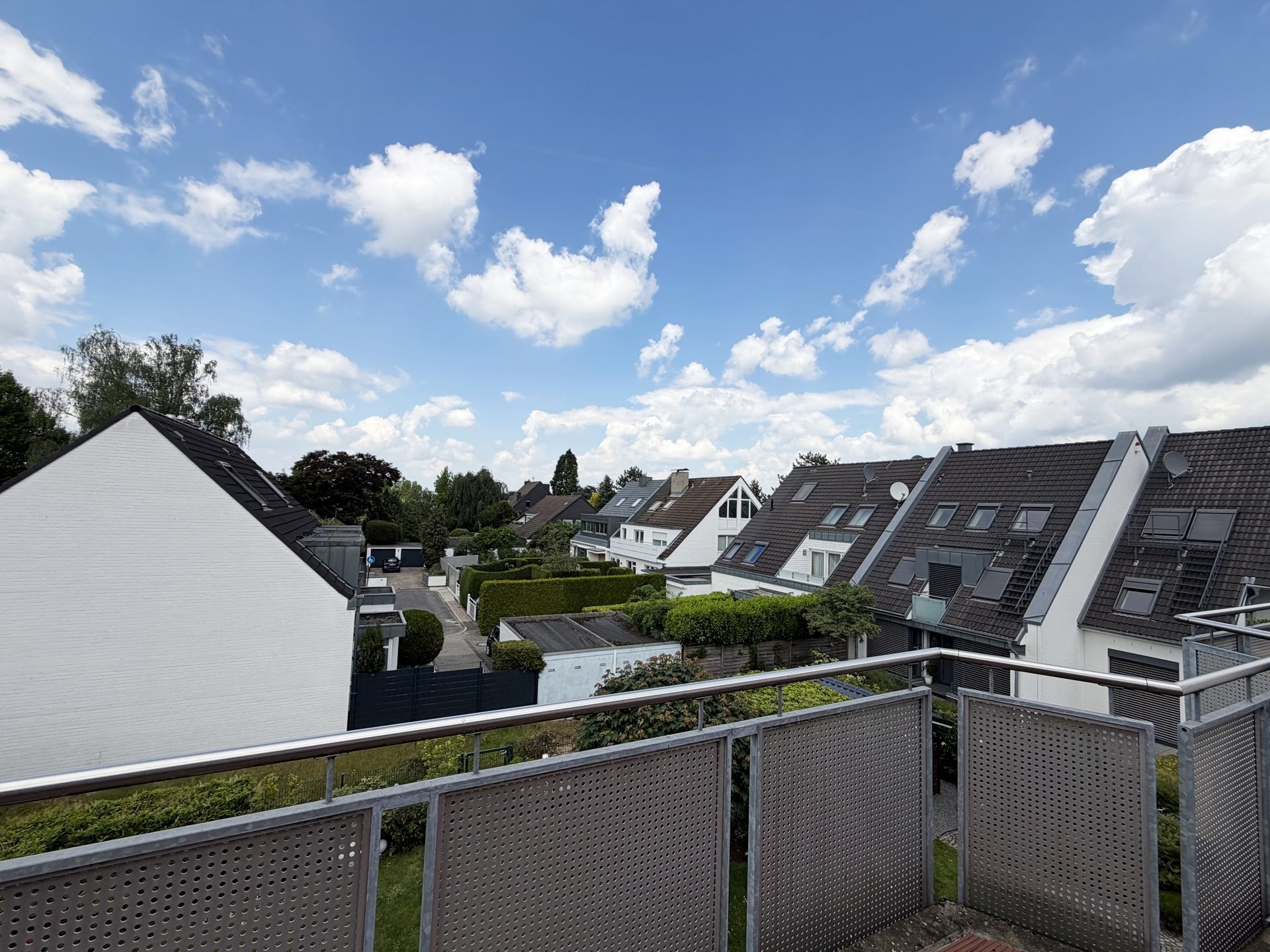 Böcker Wohnimmobilien - Immobilienangebot - Düsseldorf / Niederkassel - Alle - Stilvolle Maisonettewohnung mit 3,5 Zimmern, Dachterrasse, Kamin und Nähe zum  Rhein