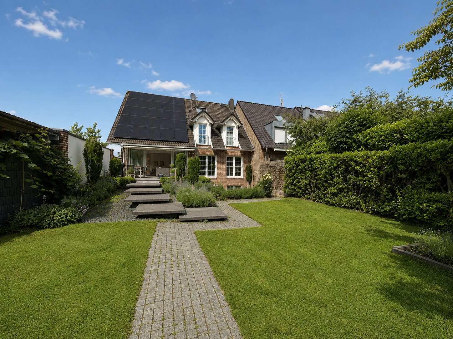 Böcker Wohnimmobilien - Immobilienangebot - Düsseldorf / Lörick - Alle - Familienhaus in Rheinnähe in begehrter Siedlung von Lörick mit separater Einheit