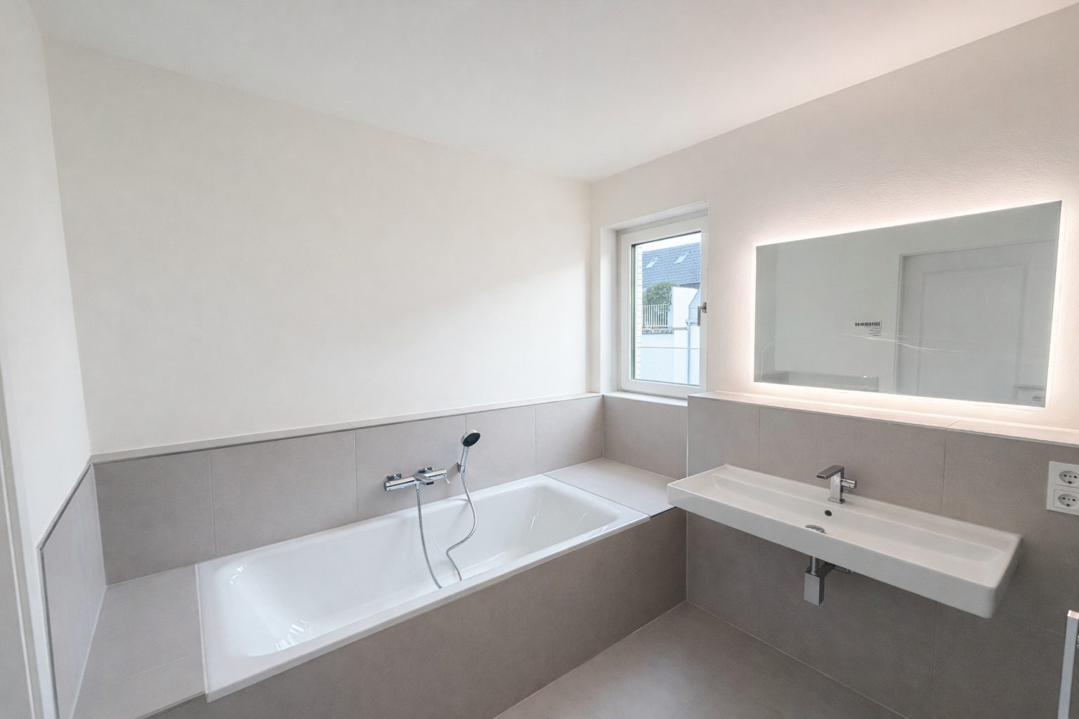 Böcker Wohnimmobilien - Immobilienangebot - Düsseldorf / Oberkassel - Alle - Moderne 4-Raum-Wohnung mit Südwest-Balkon