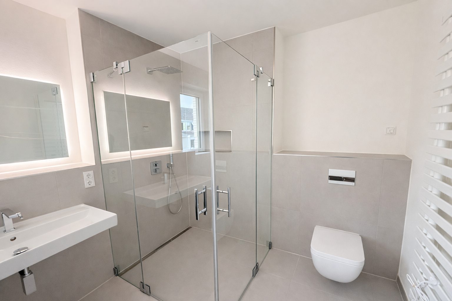 Böcker Wohnimmobilien - Immobilienangebot - Düsseldorf / Oberkassel - Alle - Moderne 4-Raum-Wohnung mit Südwest-Balkon