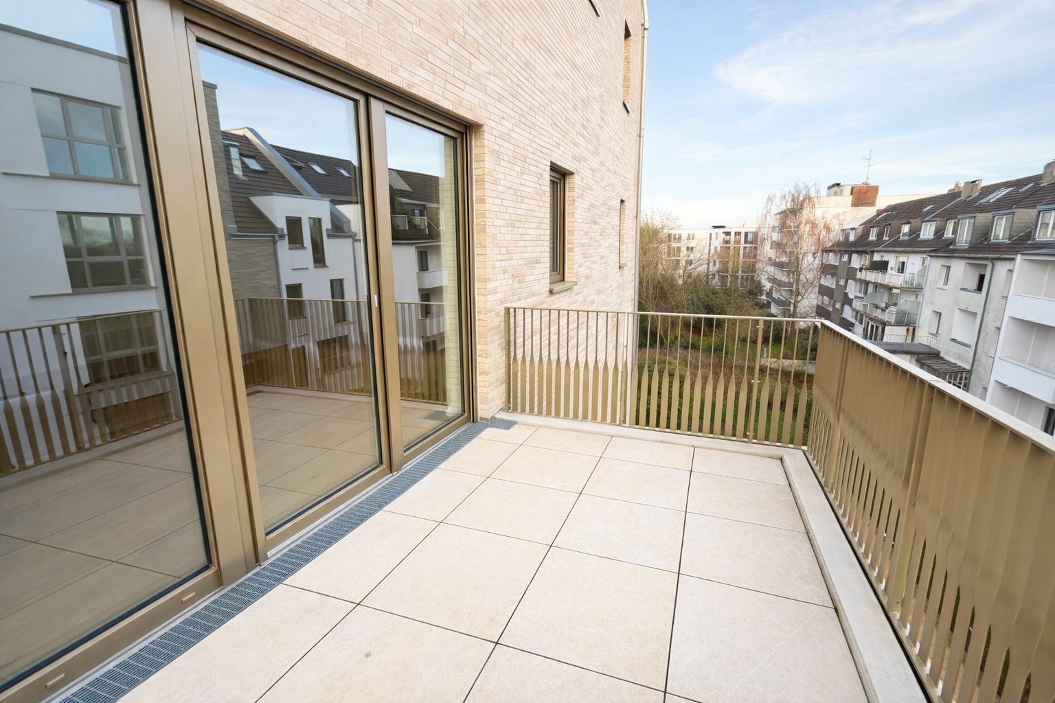 Böcker Wohnimmobilien - Immobilienangebot - Düsseldorf / Oberkassel - Alle - Moderne 4-Raum-Wohnung mit Südwest-Balkon