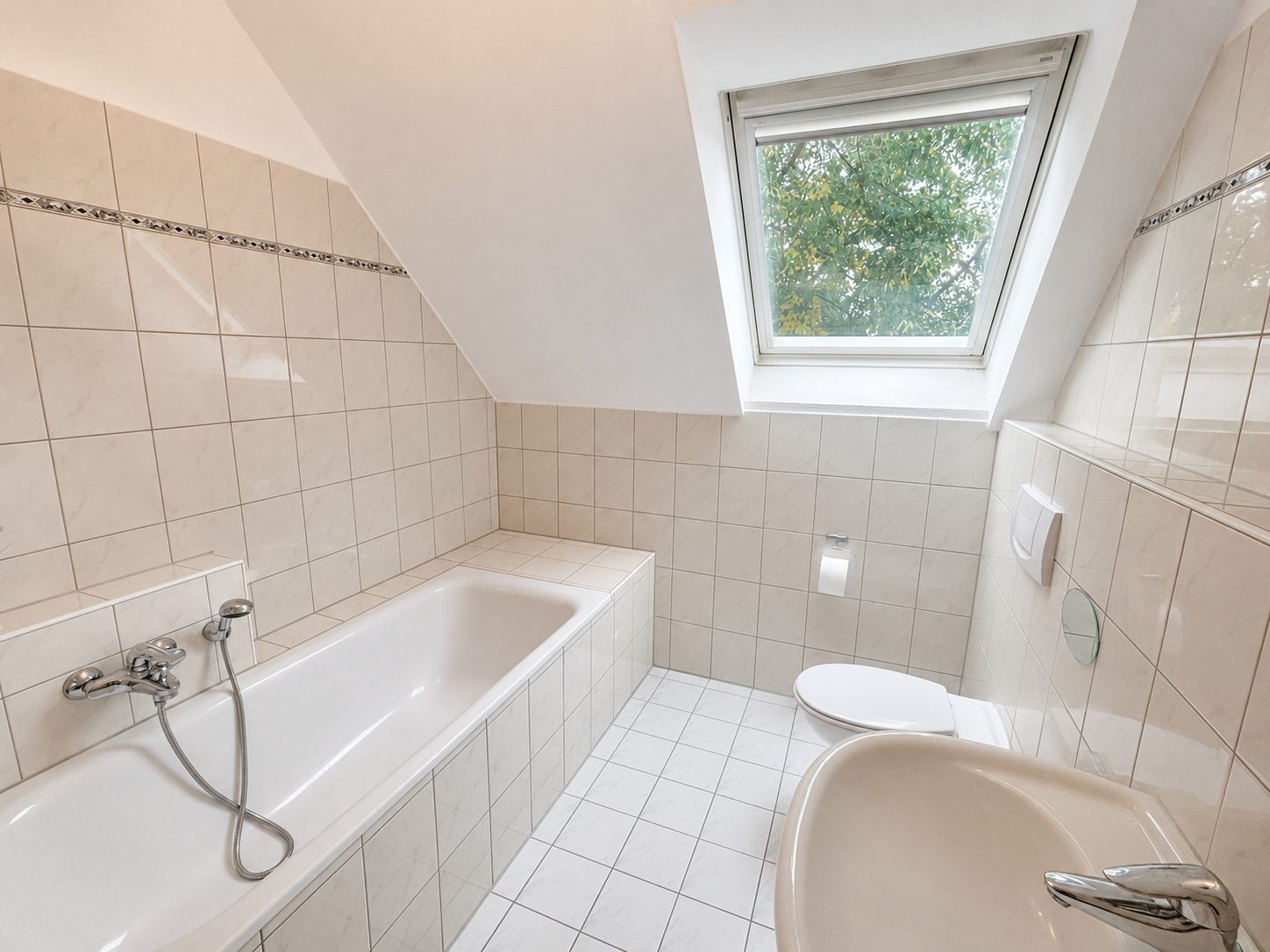 Böcker Wohnimmobilien - Immobilienangebot - Düsseldorf - Alle - Familienfreundliches Reihenhaus mit sonnigem Garten und ganzjährigem Grünblick