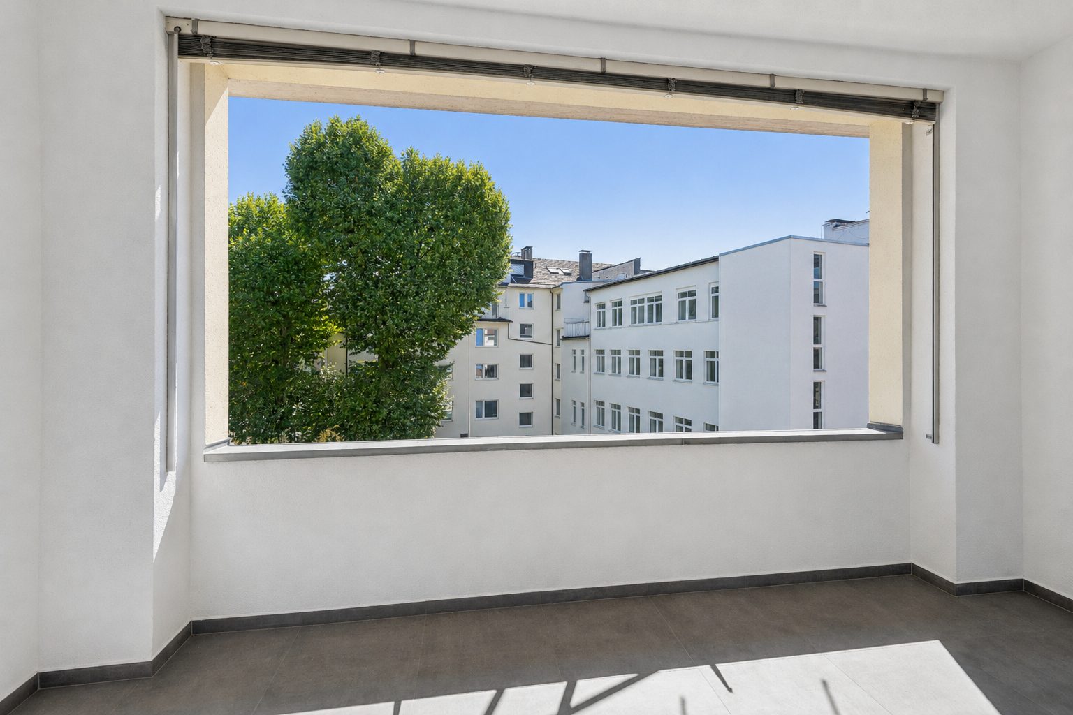 Böcker Wohnimmobilien - Immobilienangebot - Düsseldorf / Pempelfort - Alle - Großzügiges Wohnen. 
Mit Liebe zum Detail kernsanierte 2.5-Zimmer-Wohnung mit großer Loggia in begehrter Lage