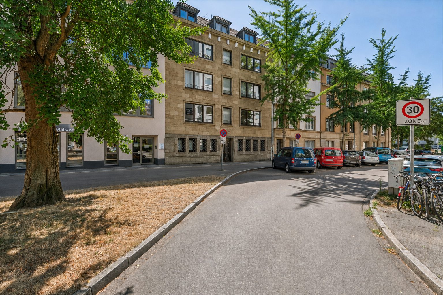 Böcker Wohnimmobilien - Immobilienangebot - Düsseldorf / Pempelfort - Alle - Großzügiges Wohnen. 
Mit Liebe zum Detail kernsanierte 2.5-Zimmer-Wohnung mit großer Loggia in begehrter Lage