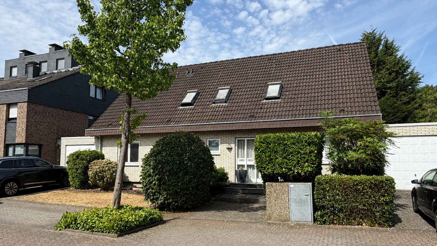 Böcker Wohnimmobilien - Immobilienangebot - Düsseldorf / Kaiserswerth - Alle - Freistehendes und großzügiges Haus mit 5 Schlafzimmern in ruhiger Lage von Kaiserswerth