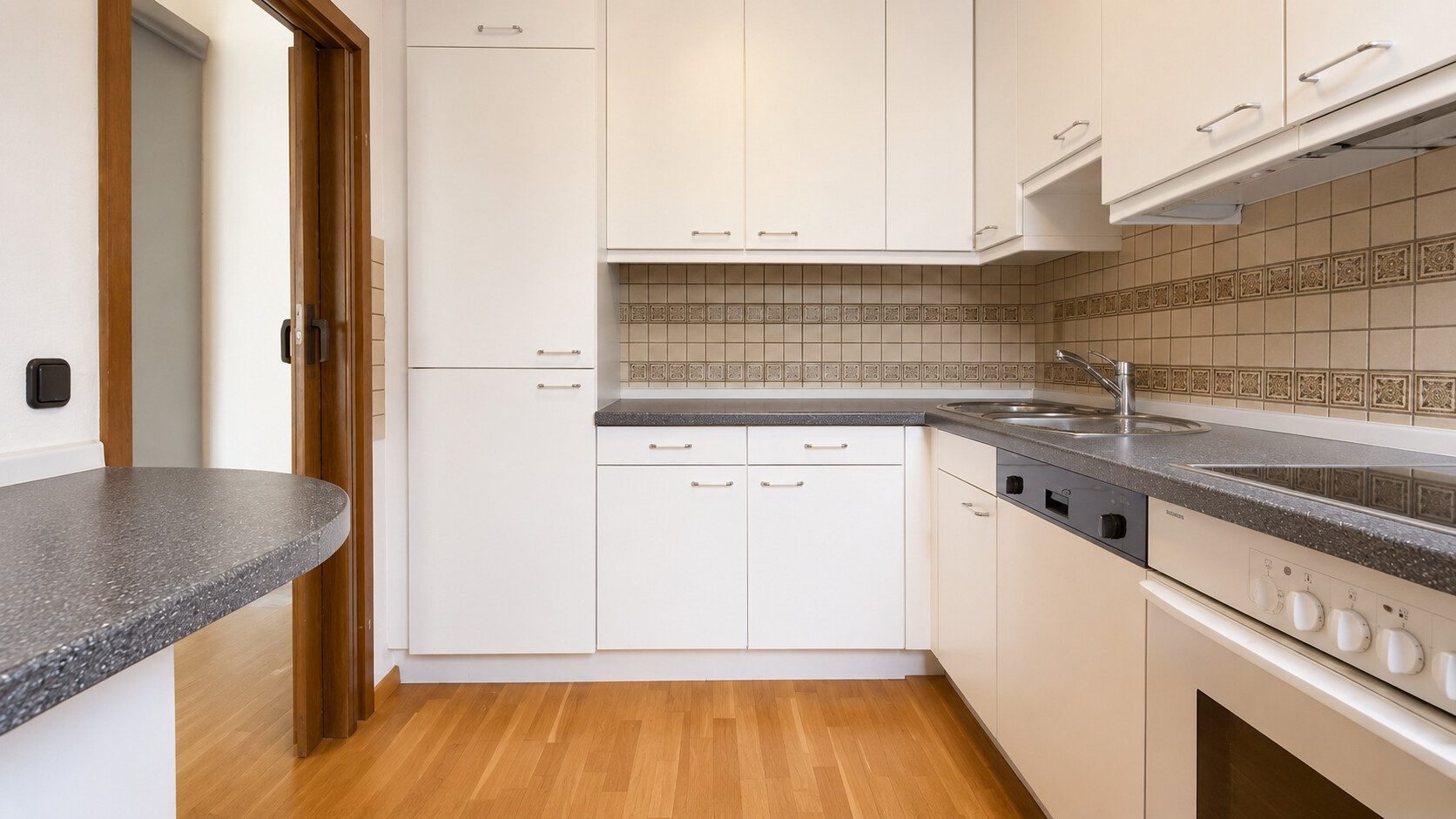 Böcker Wohnimmobilien - Immobilienangebot - Düsseldorf / Kaiserswerth - Alle - Freistehendes und großzügiges Haus mit 5 Schlafzimmern in ruhiger Lage von Kaiserswerth