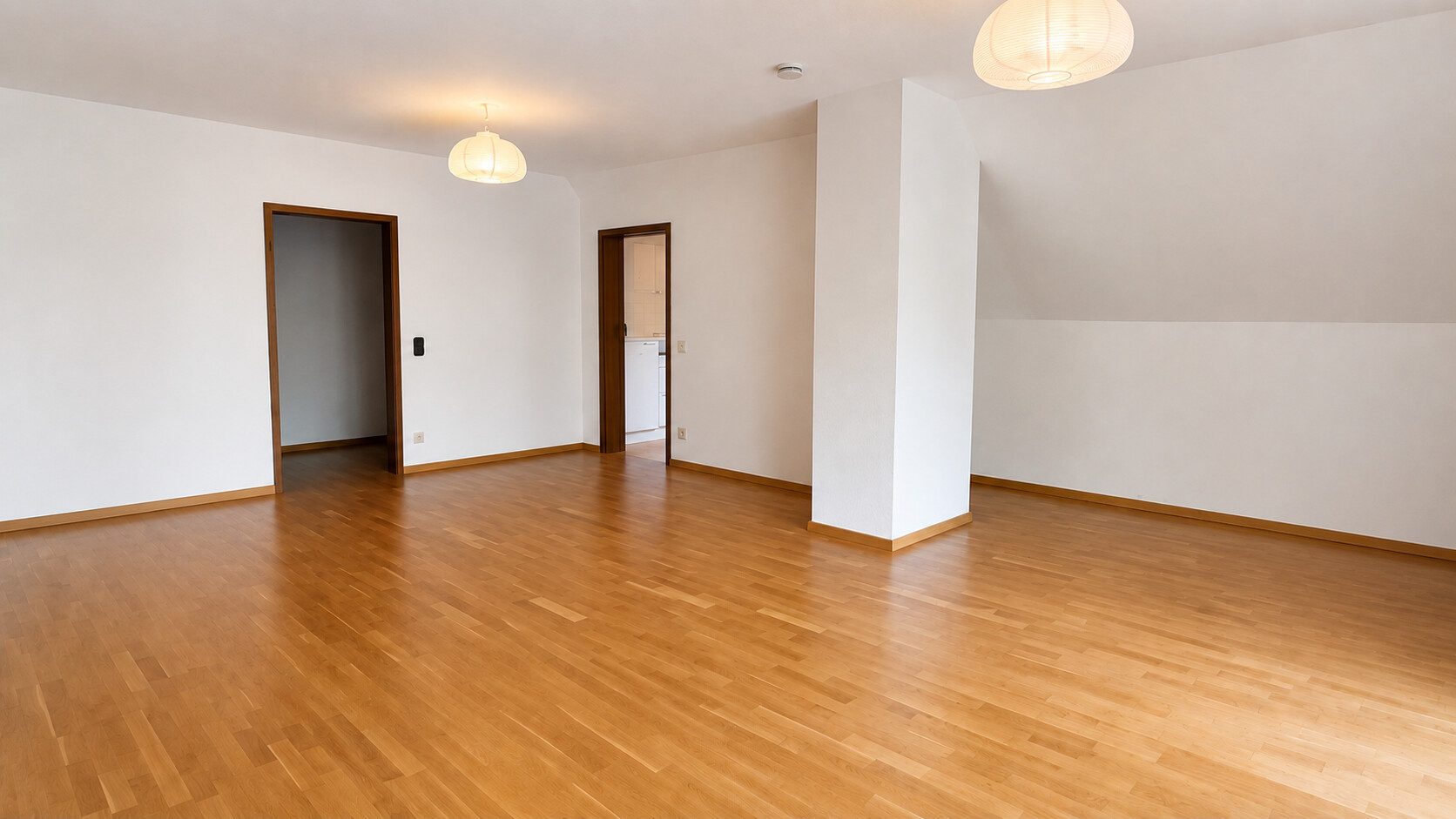 Böcker Wohnimmobilien - Immobilienangebot - Düsseldorf / Kaiserswerth - Alle - Freistehendes und großzügiges Haus mit 5 Schlafzimmern in ruhiger Lage von Kaiserswerth