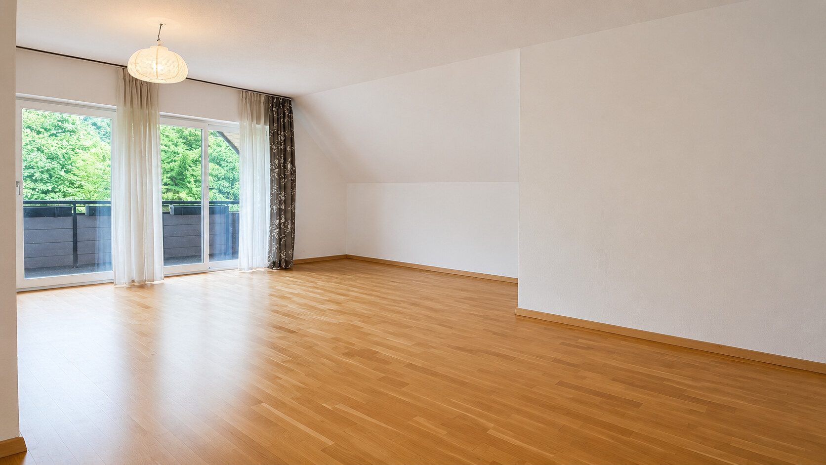 Böcker Wohnimmobilien - Immobilienangebot - Düsseldorf / Kaiserswerth - Alle - Freistehendes und großzügiges Haus mit 5 Schlafzimmern in ruhiger Lage von Kaiserswerth