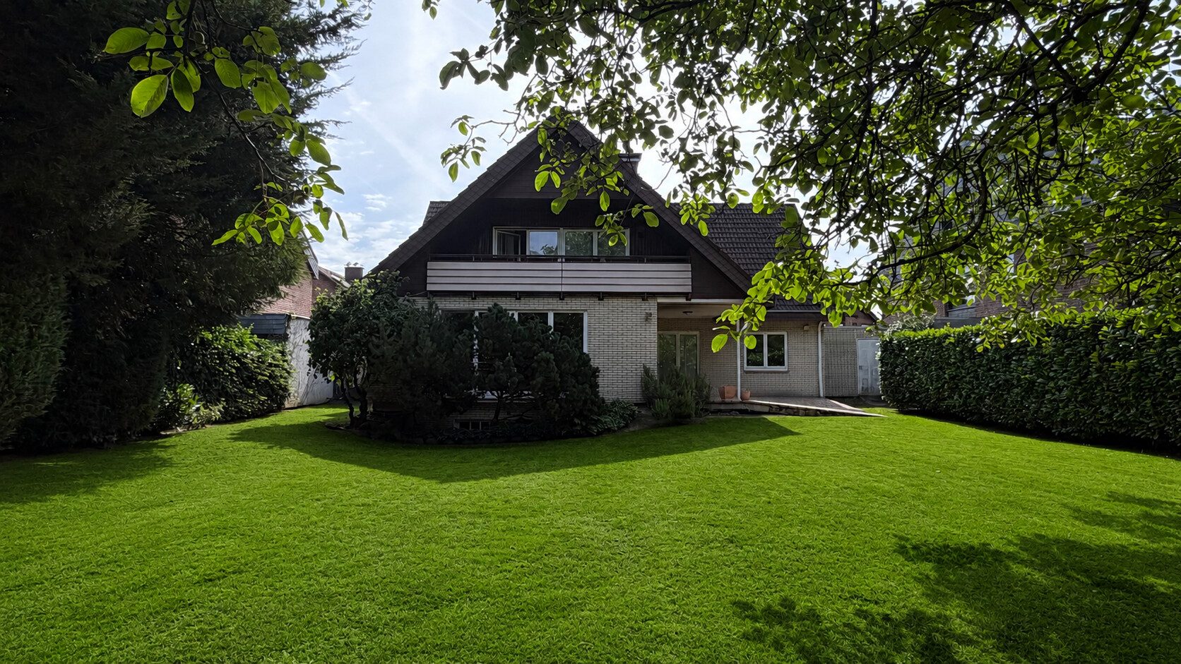 Böcker Wohnimmobilien - Immobilienangebot - Düsseldorf / Kaiserswerth - Alle - Freistehendes und großzügiges Haus mit 5 Schlafzimmern in ruhiger Lage von Kaiserswerth
