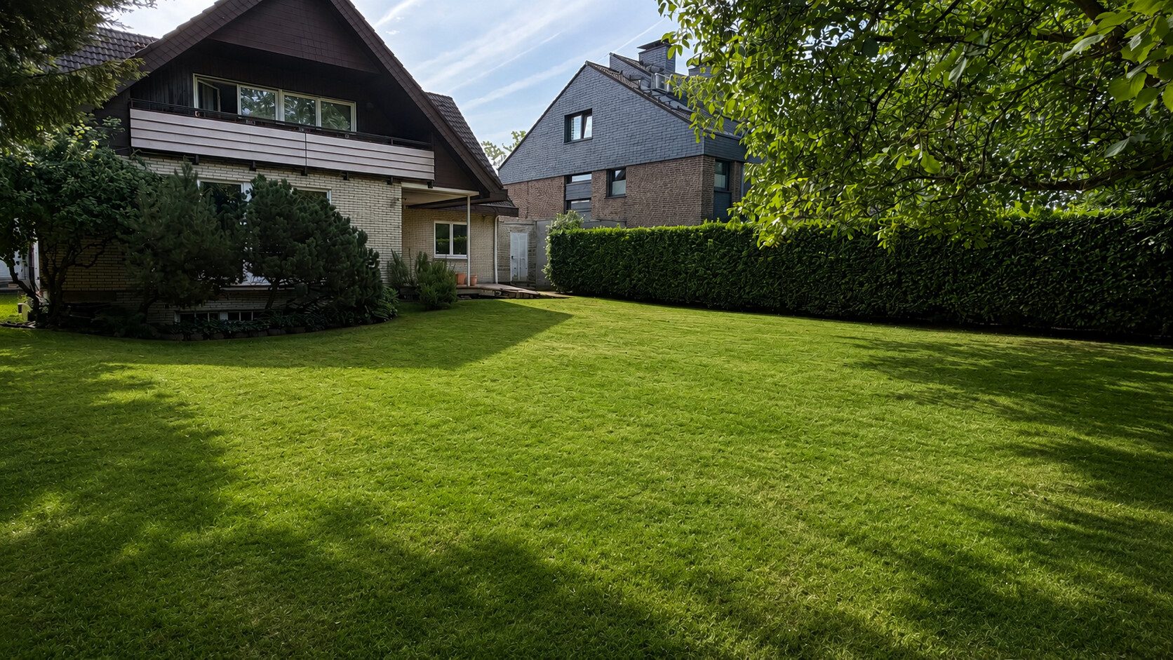Böcker Wohnimmobilien - Immobilienangebot - Düsseldorf / Kaiserswerth - Alle - Freistehendes und großzügiges Haus mit 5 Schlafzimmern in ruhiger Lage von Kaiserswerth