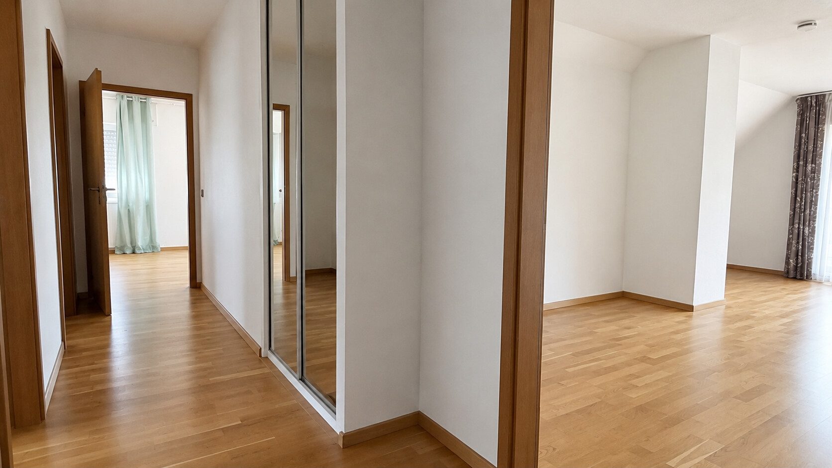 Böcker Wohnimmobilien - Immobilienangebot - Düsseldorf / Kaiserswerth - Alle - Freistehendes und großzügiges Haus mit 5 Schlafzimmern in ruhiger Lage von Kaiserswerth