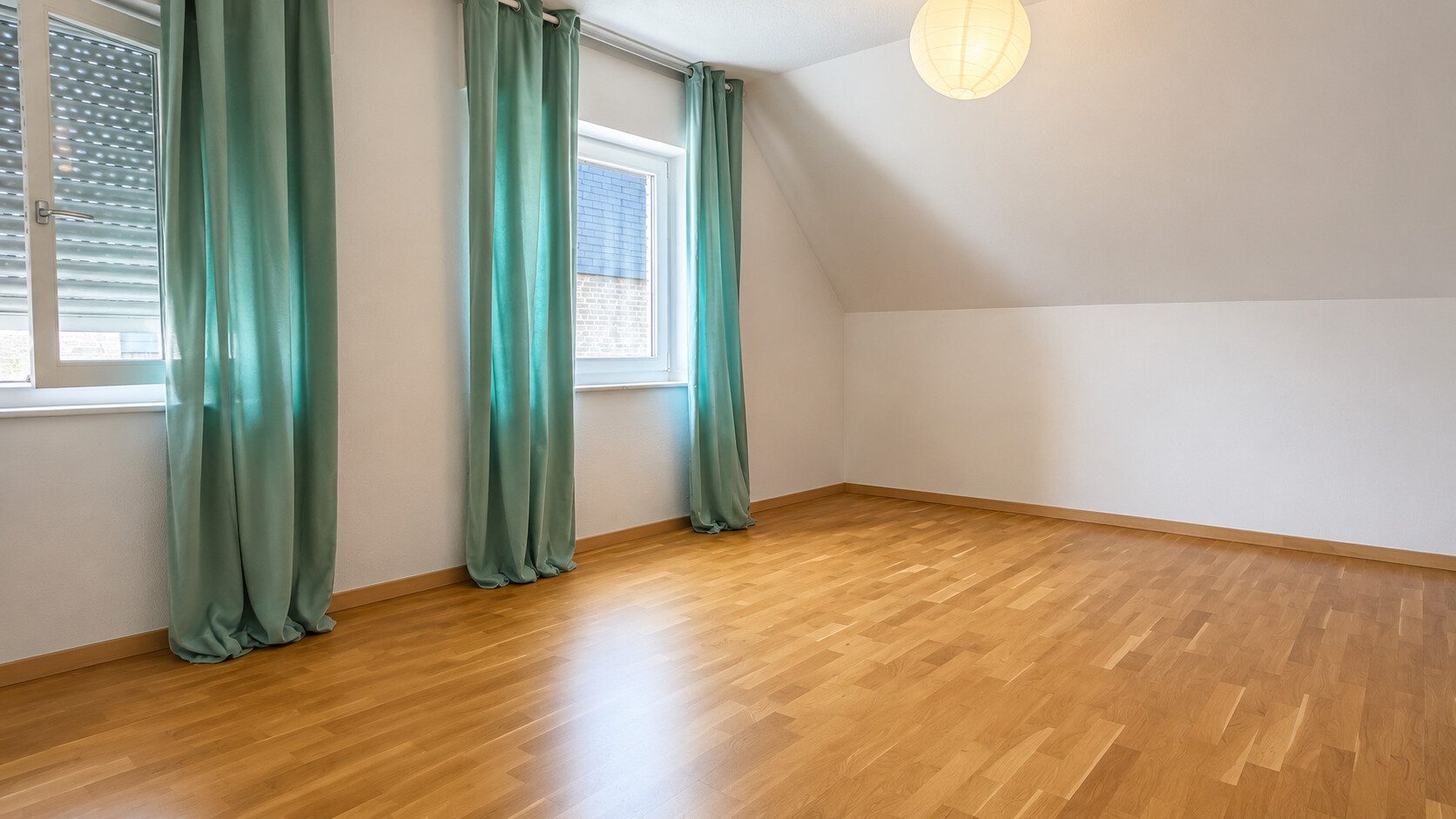 Böcker Wohnimmobilien - Immobilienangebot - Düsseldorf / Kaiserswerth - Alle - Freistehendes und großzügiges Haus mit 5 Schlafzimmern in ruhiger Lage von Kaiserswerth