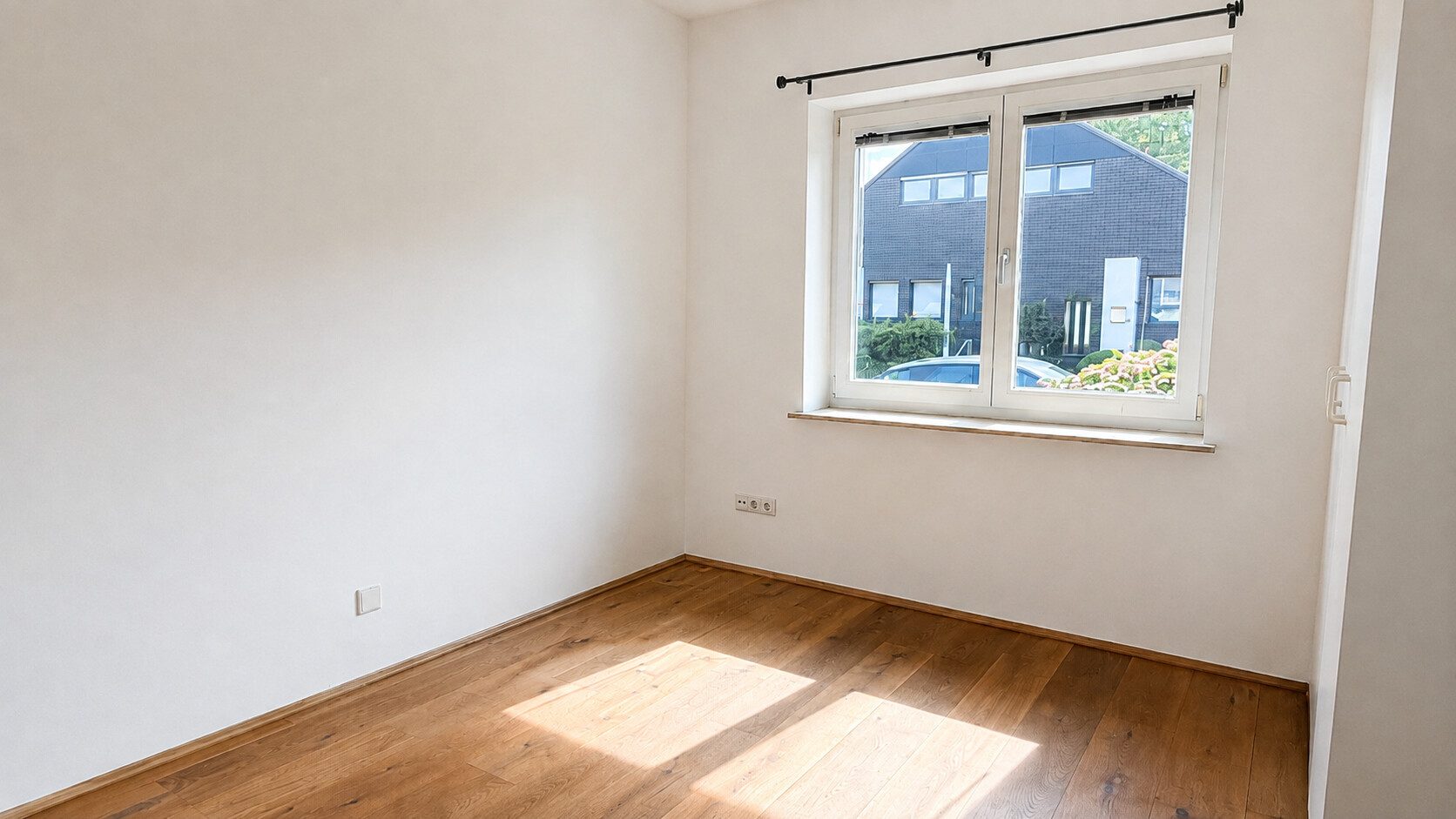 Böcker Wohnimmobilien - Immobilienangebot - Düsseldorf / Kaiserswerth - Alle - Freistehendes und großzügiges Haus mit 5 Schlafzimmern in ruhiger Lage von Kaiserswerth