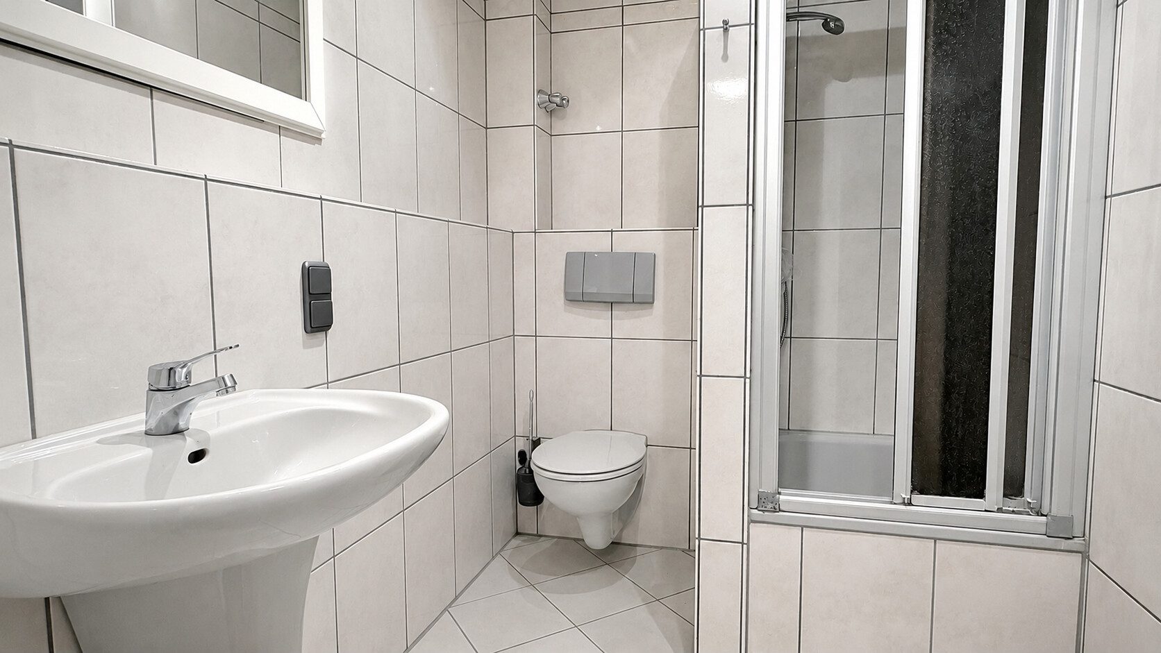 Böcker Wohnimmobilien - Immobilienangebot - Düsseldorf / Kaiserswerth - Alle - Freistehendes und großzügiges Haus mit 5 Schlafzimmern in ruhiger Lage von Kaiserswerth