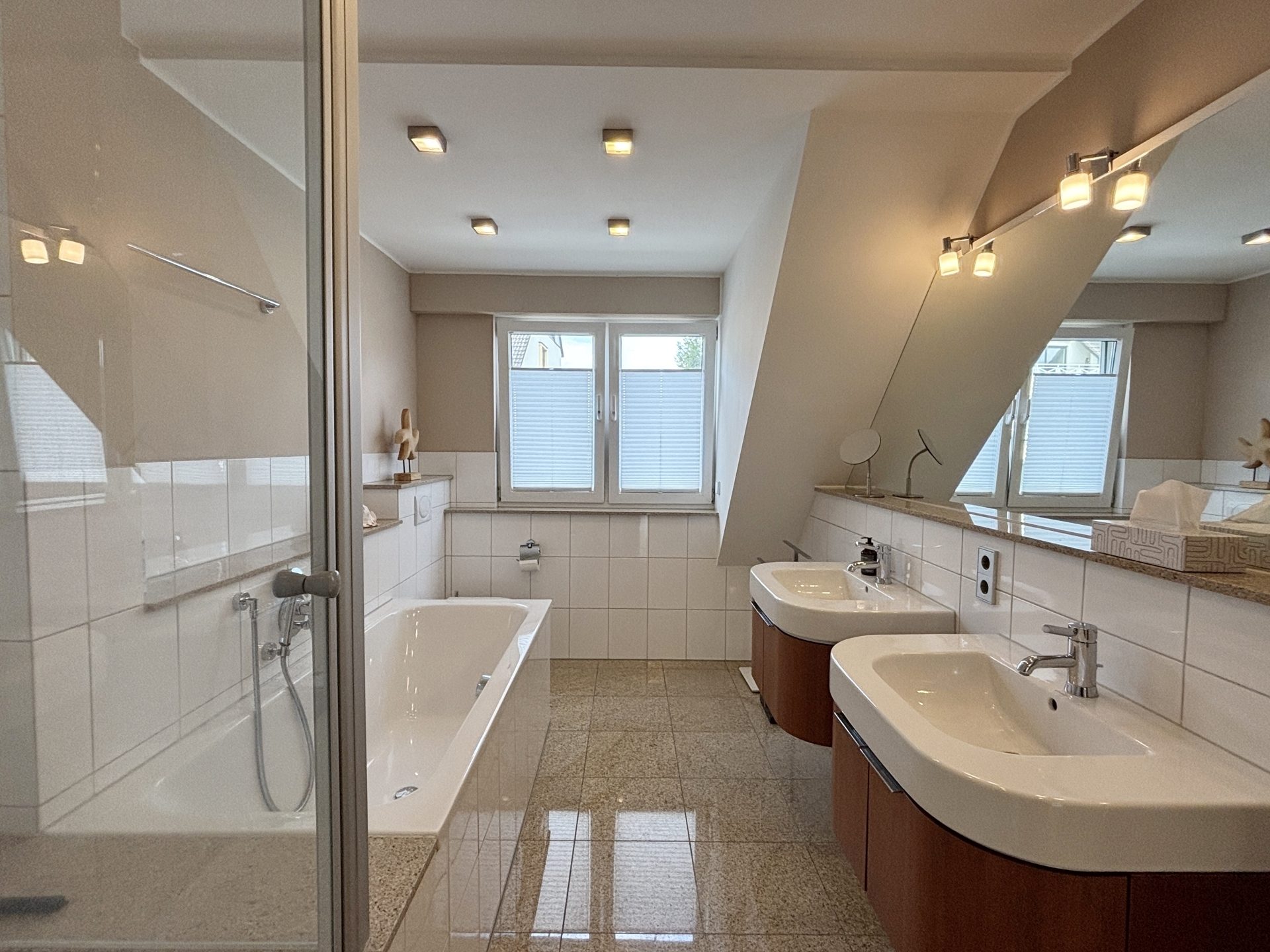 Böcker Wohnimmobilien - Immobilienangebot - Düsseldorf /Angermund - Alle - Hochwertige Doppelhaushälfte mit großem Garten und flexiblem Raumkonzept