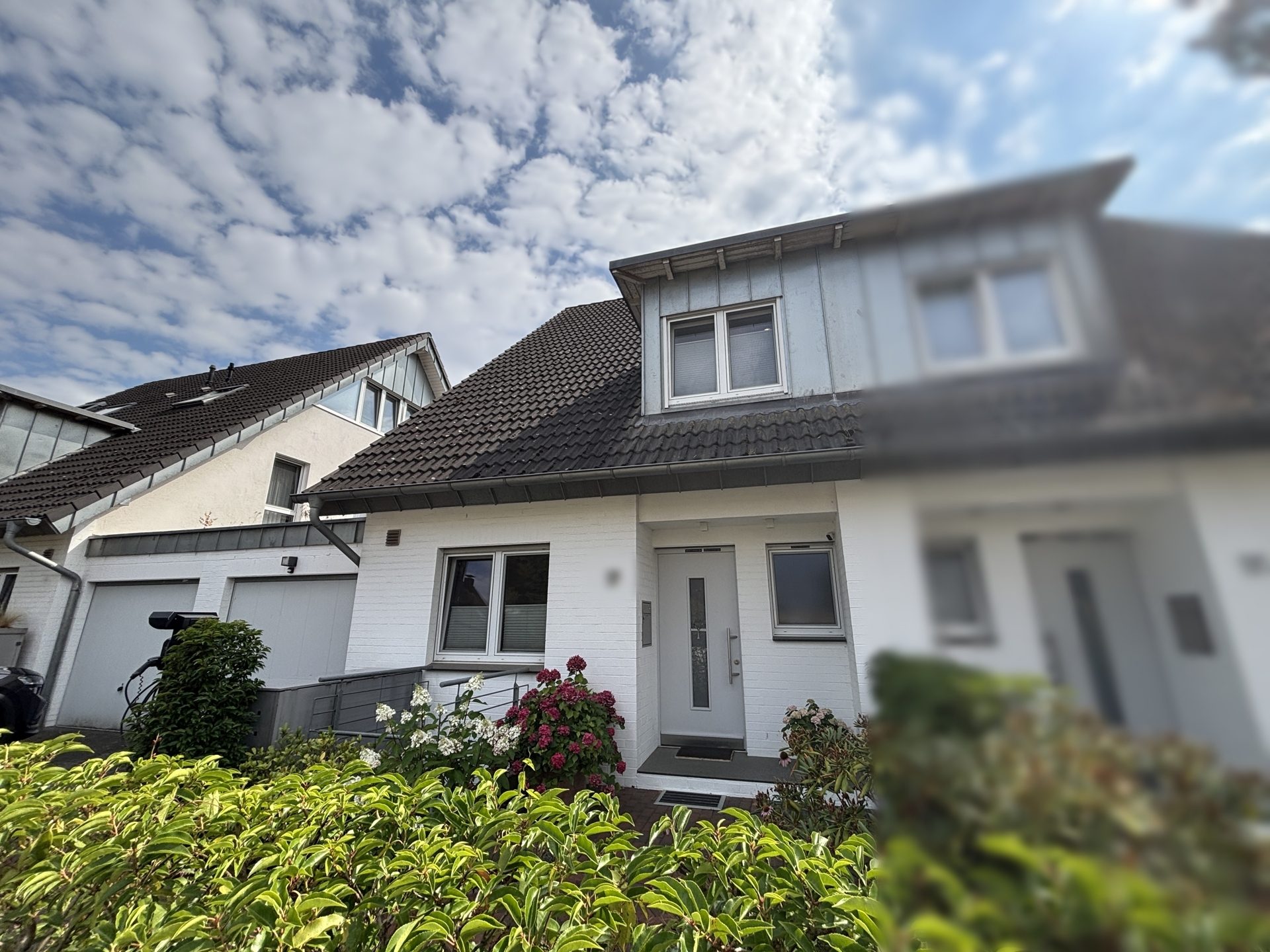 Böcker Wohnimmobilien - Immobilienangebot - Düsseldorf /Angermund - Alle - Hochwertige Doppelhaushälfte mit großem Garten und flexiblem Raumkonzept