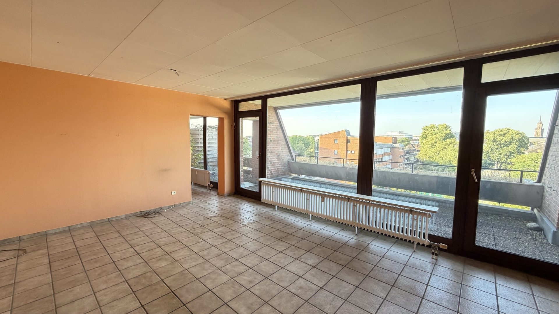 Böcker Wohnimmobilien - Immobilienangebot - Krefeld / Cracau - Alle - Großzügige 4-Zimmer-Wohnung mit zwei Balkonen und Gestaltungspotenzial