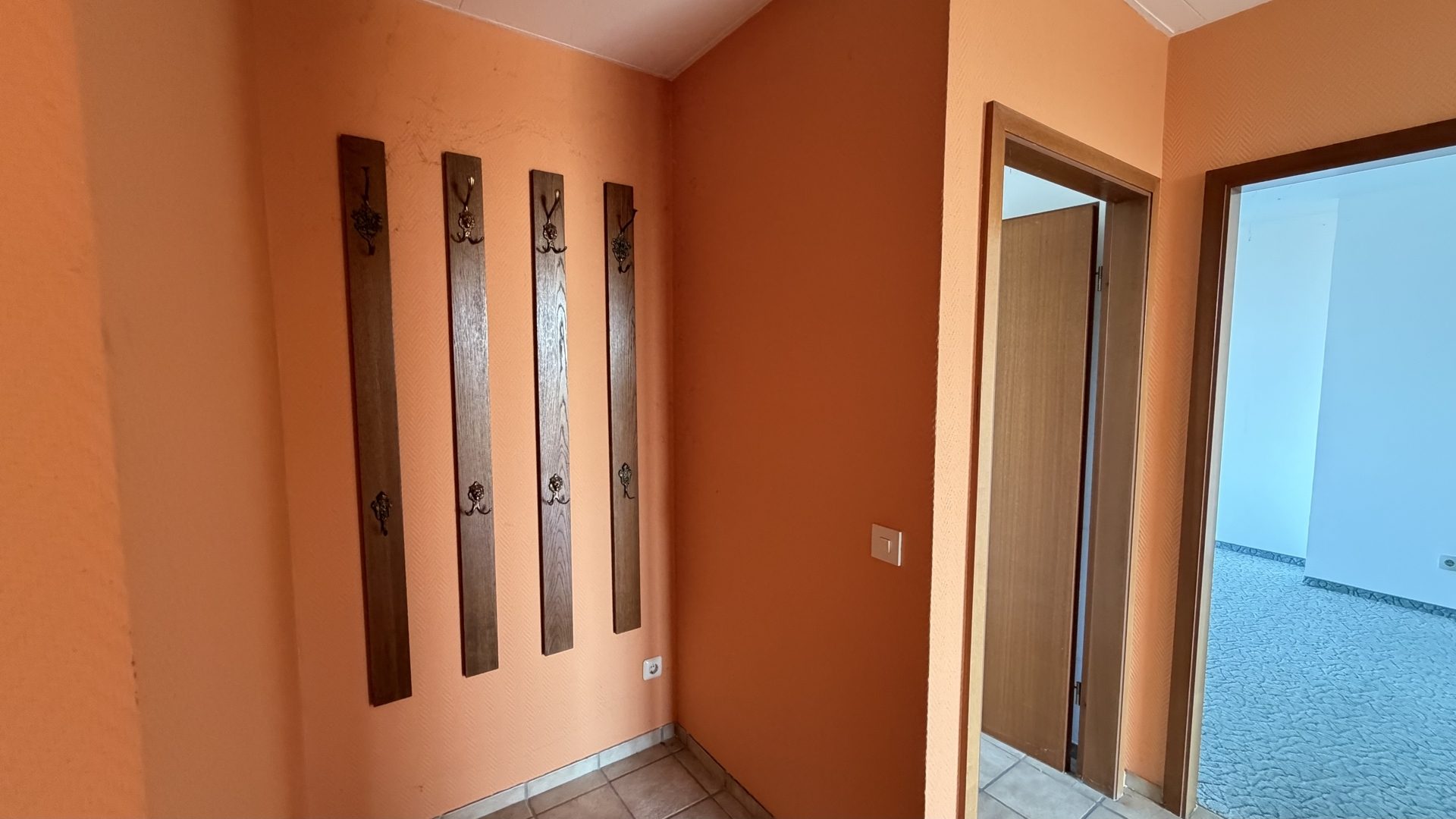 Böcker Wohnimmobilien - Immobilienangebot - Krefeld / Cracau - Alle - Großzügige 4-Zimmer-Wohnung mit zwei Balkonen und Gestaltungspotenzial