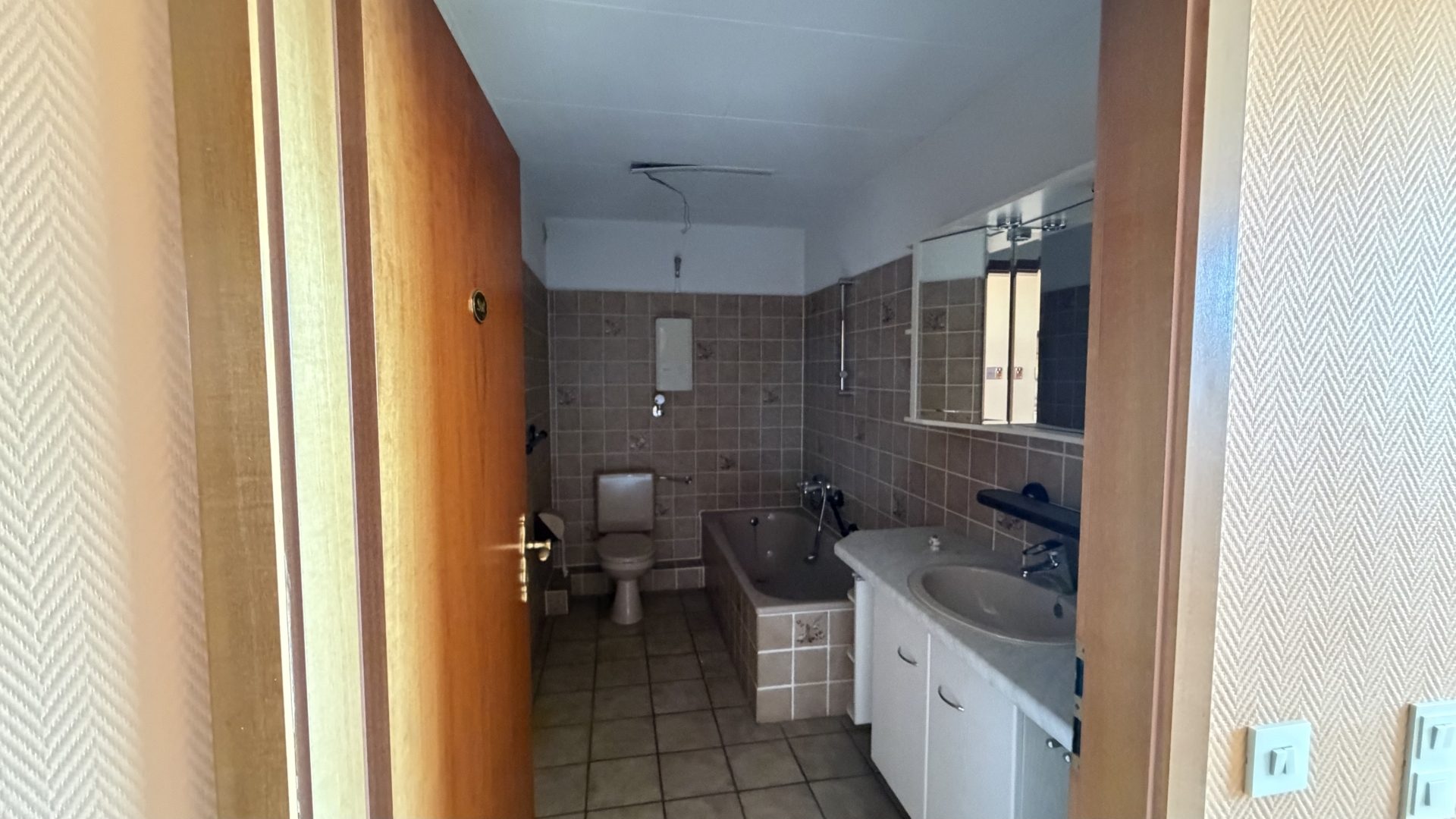 Böcker Wohnimmobilien - Immobilienangebot - Krefeld / Cracau - Alle - Großzügige 4-Zimmer-Wohnung mit zwei Balkonen und Gestaltungspotenzial