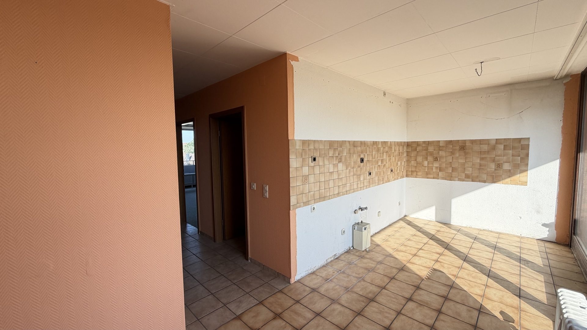 Böcker Wohnimmobilien - Immobilienangebot - Krefeld / Cracau - Alle - Großzügige 4-Zimmer-Wohnung mit zwei Balkonen und Gestaltungspotenzial