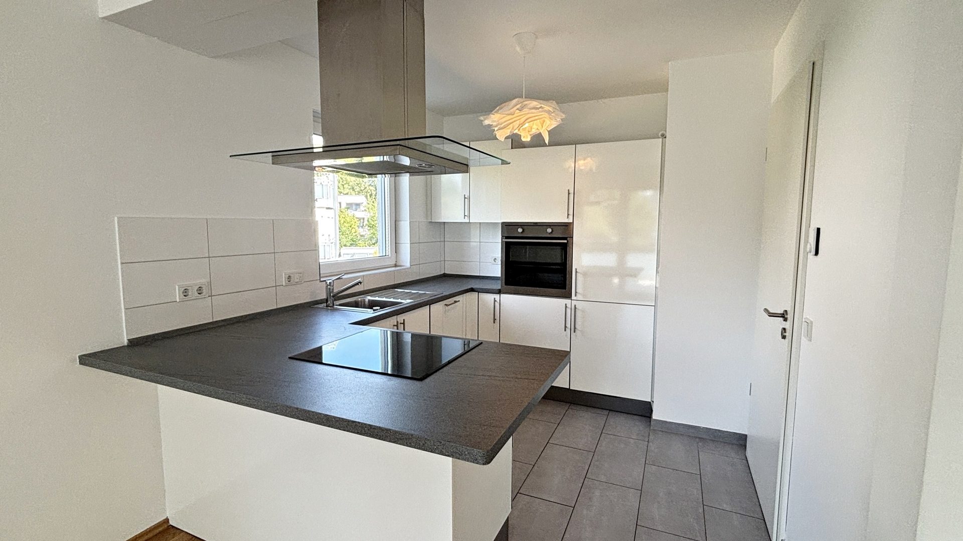 Böcker Wohnimmobilien - Immobilienangebot - Düsseldorf / Einbrungen - Alle - Großzügige 3 Zi.-Whg. mit hochwertiger EBK und sonnigem Balkon in Einbrungen