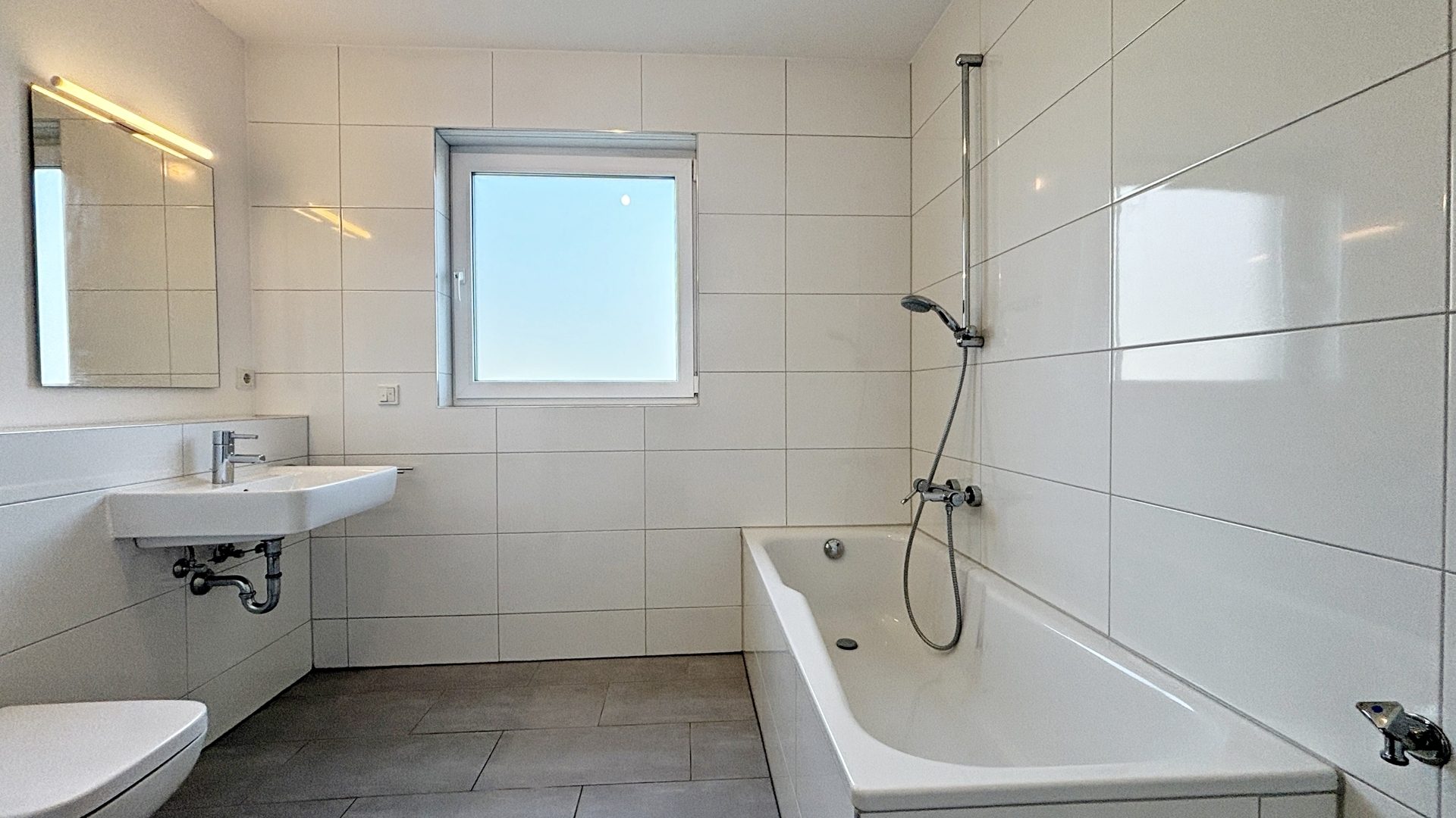 Böcker Wohnimmobilien - Immobilienangebot - Düsseldorf / Einbrungen - Alle - Großzügige 3 Zi.-Whg. mit hochwertiger EBK und sonnigem Balkon in Einbrungen